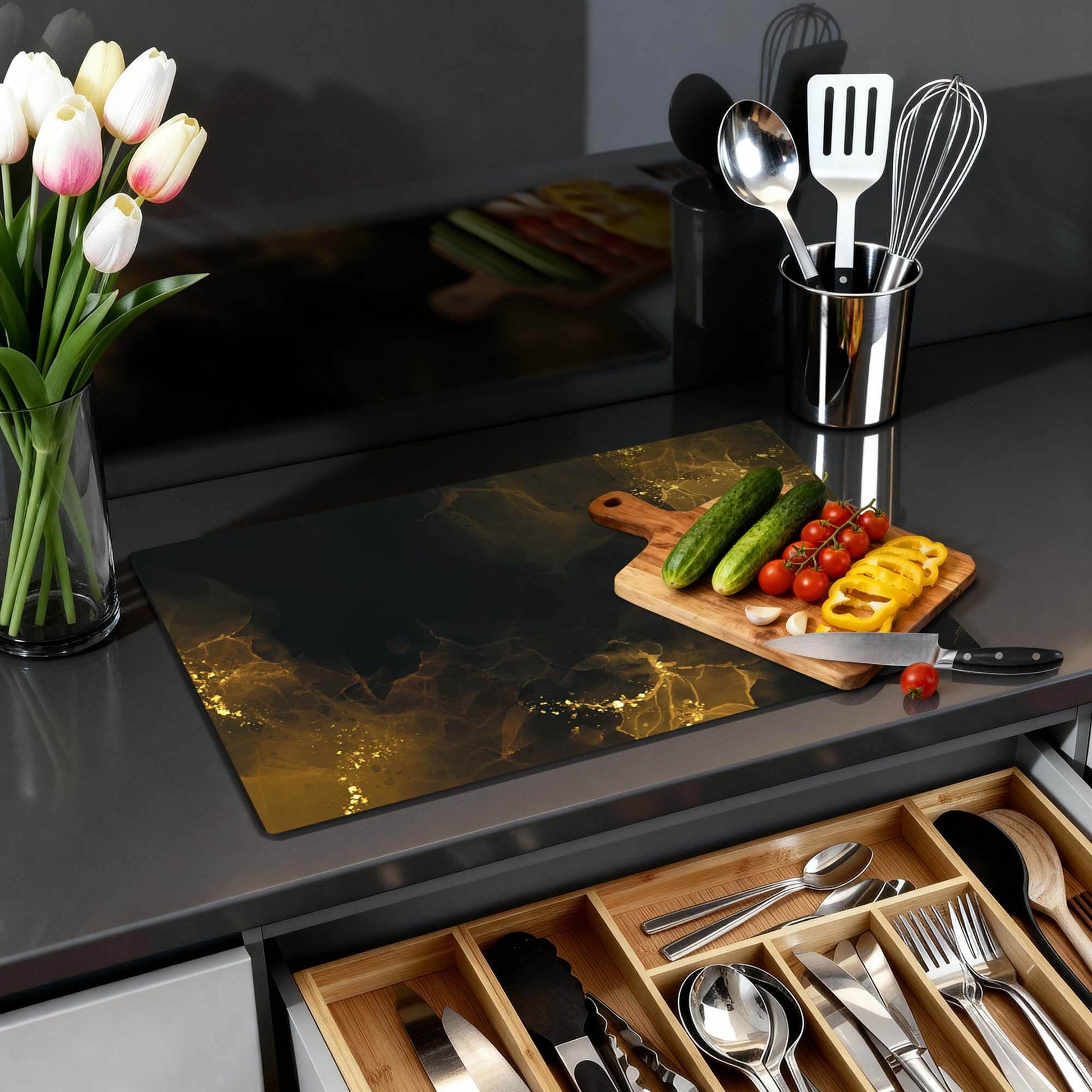 Golden Smoke – Inductie Beschermer op een luxe keukenblad met groenten en bloemen.