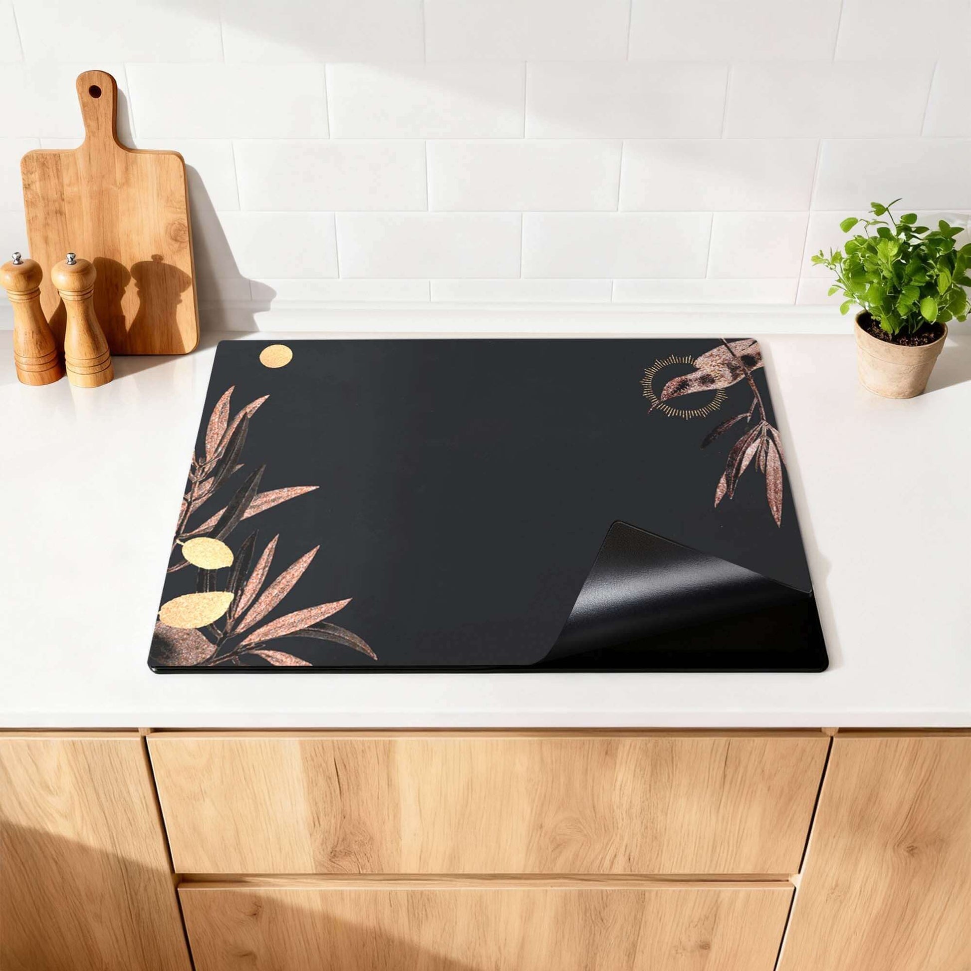 Golden Olive - Inductie Beschermer op een moderne keukenblanco, met olijftakken en stijlvolle accenten.