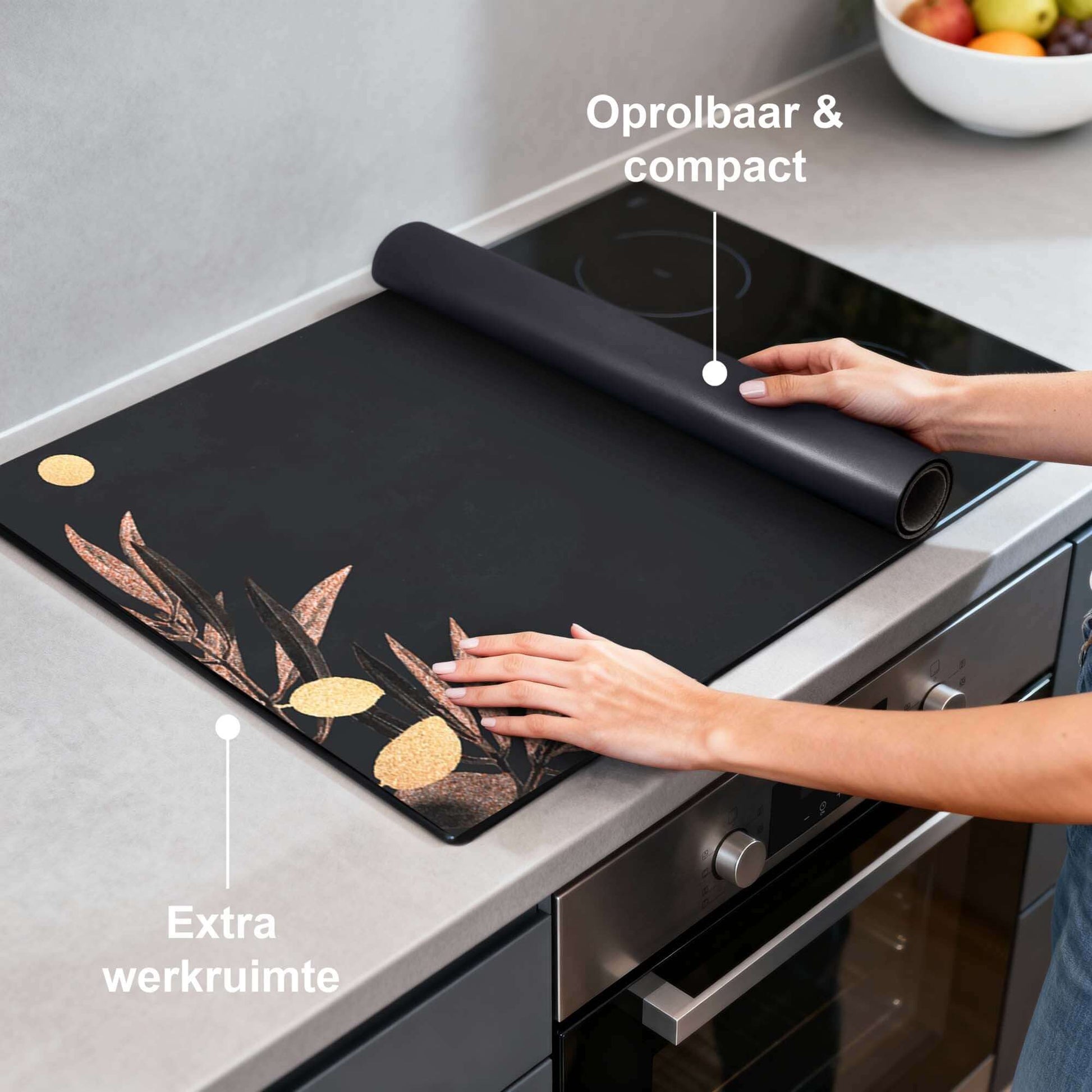 Golden Olive - Inductie Beschermer op een kookplaat, luxe design met gouden olijftakken en elegante vogel.