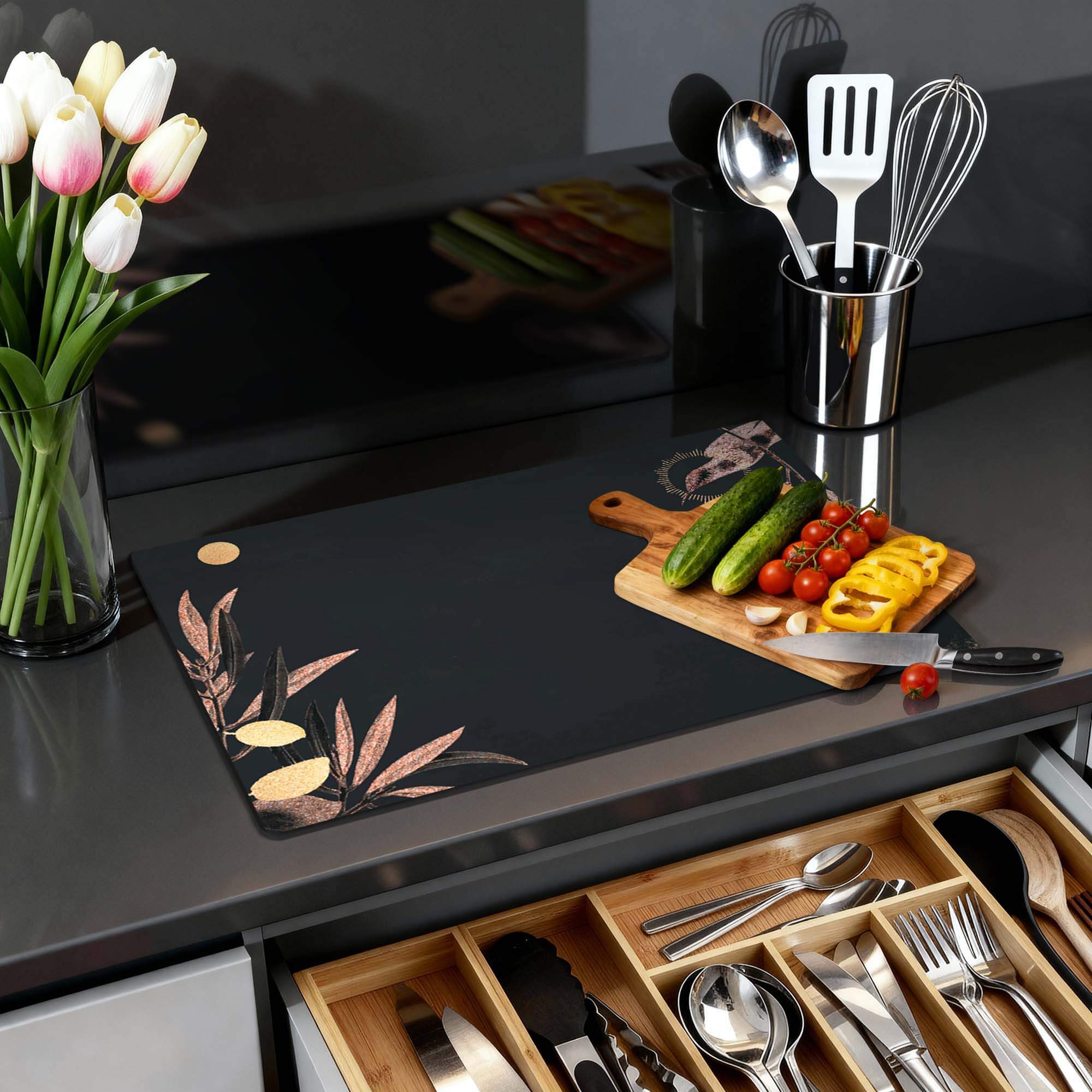 Golden Olive - Inductie Beschermer op een moderne keukenaanrecht met groenten en bloemen.