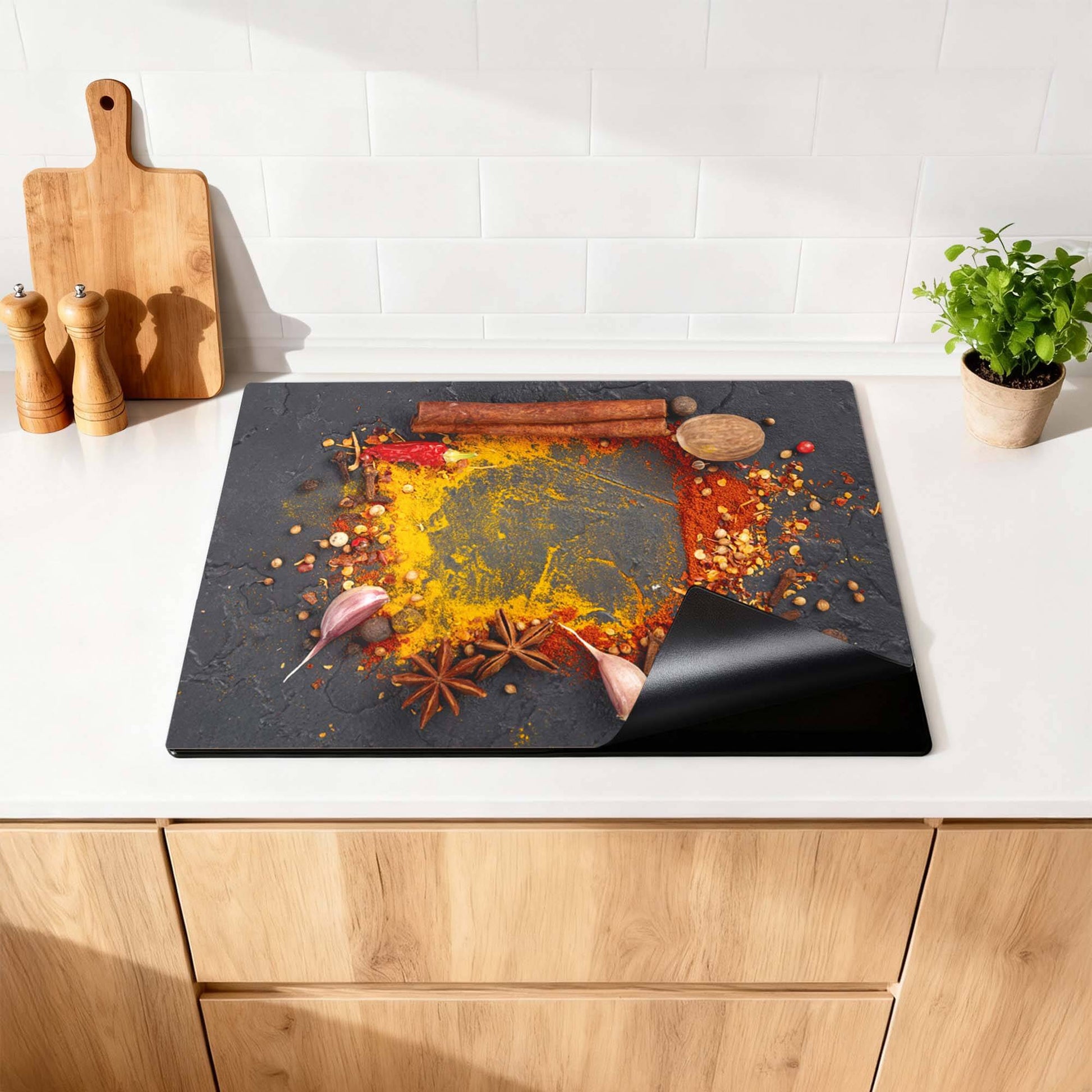 Eastern Spice Mix - Induction Protector mit bunten Gewürzen auf einer Arbeitsplatte.