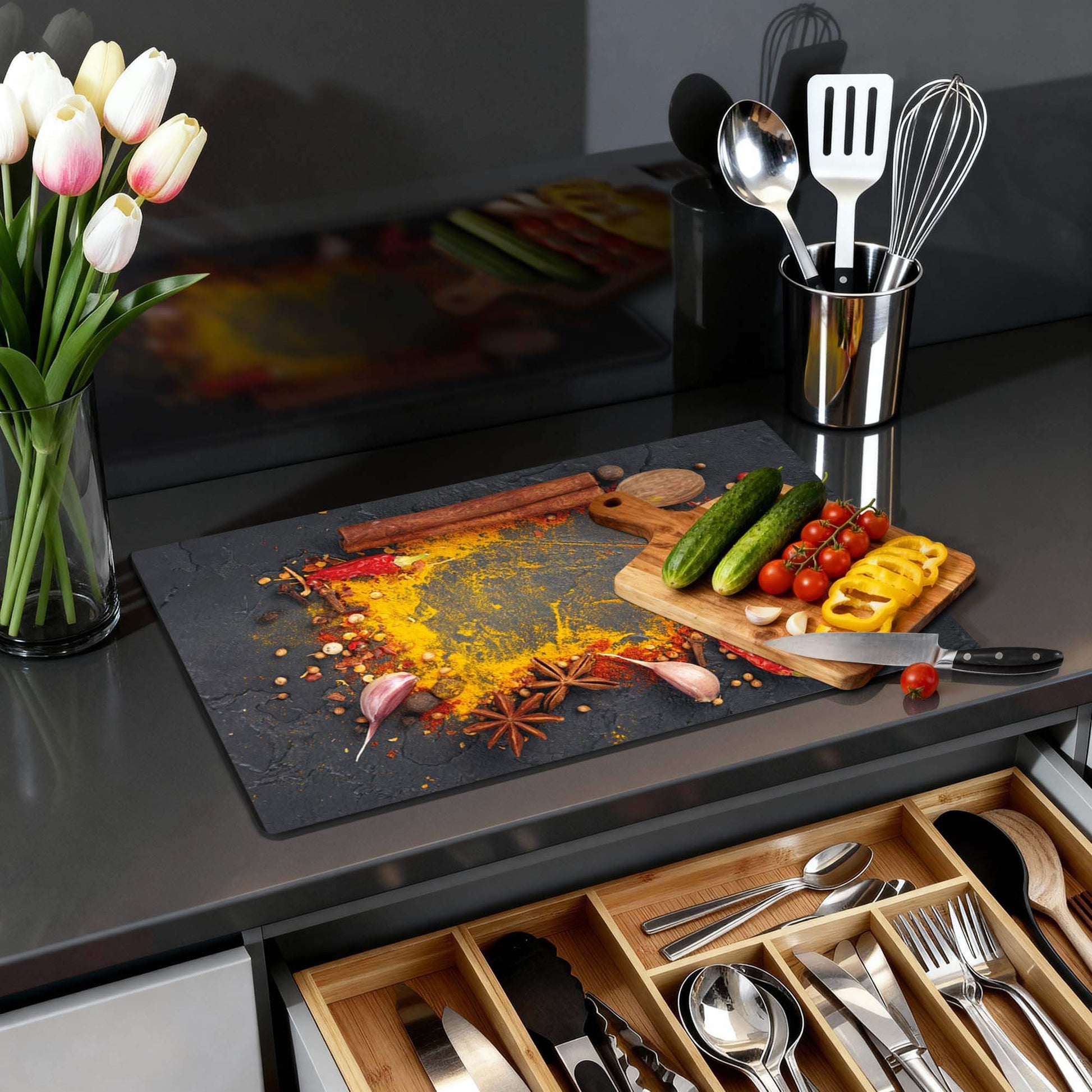 Eastern Spice Mix - Induction Protector auf einer Küchenplatte mit Gewürzen und frischem Gemüse.