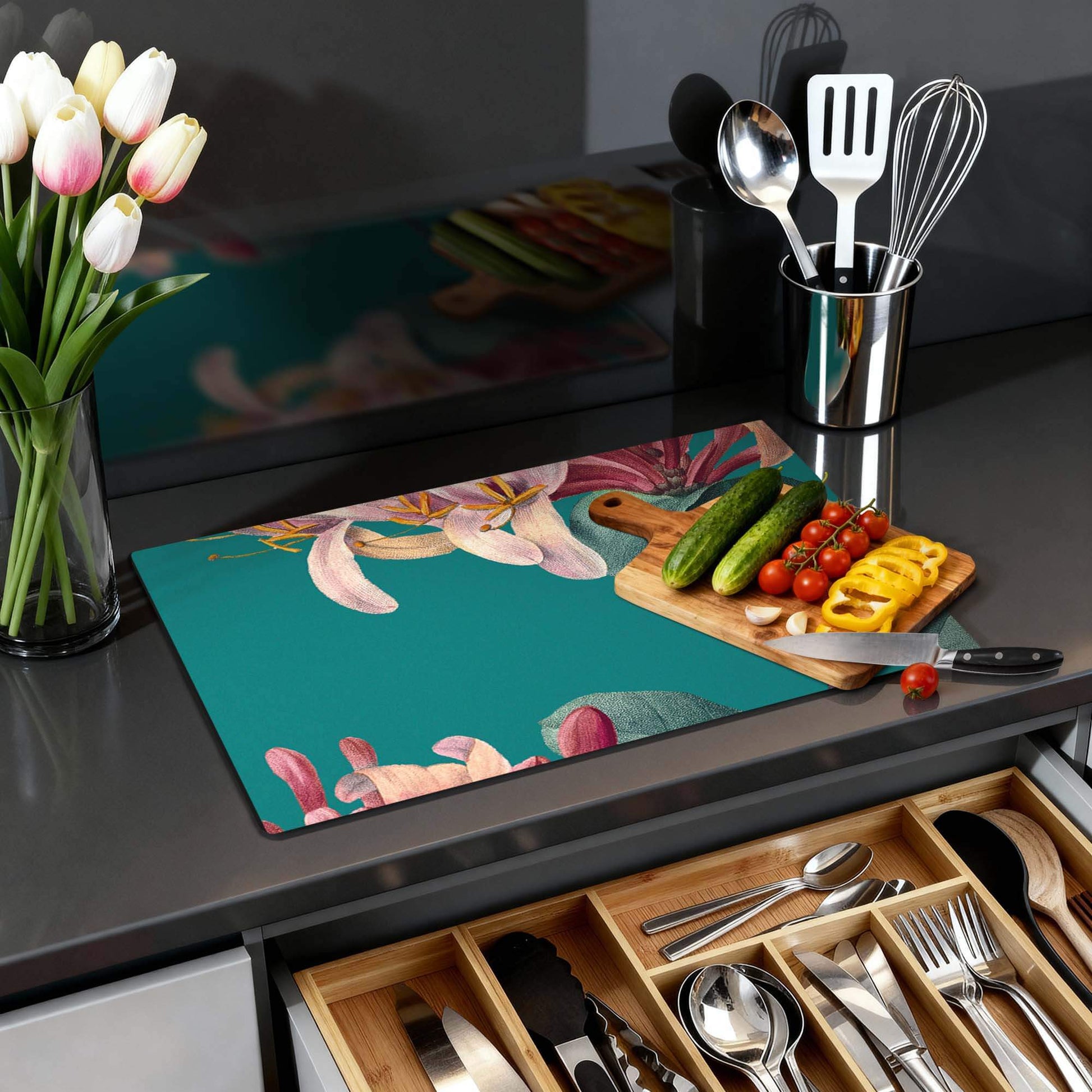 Botanical Elegance – Inductie Beschermer op keukentafel met groenten en bloemenontwerp.
