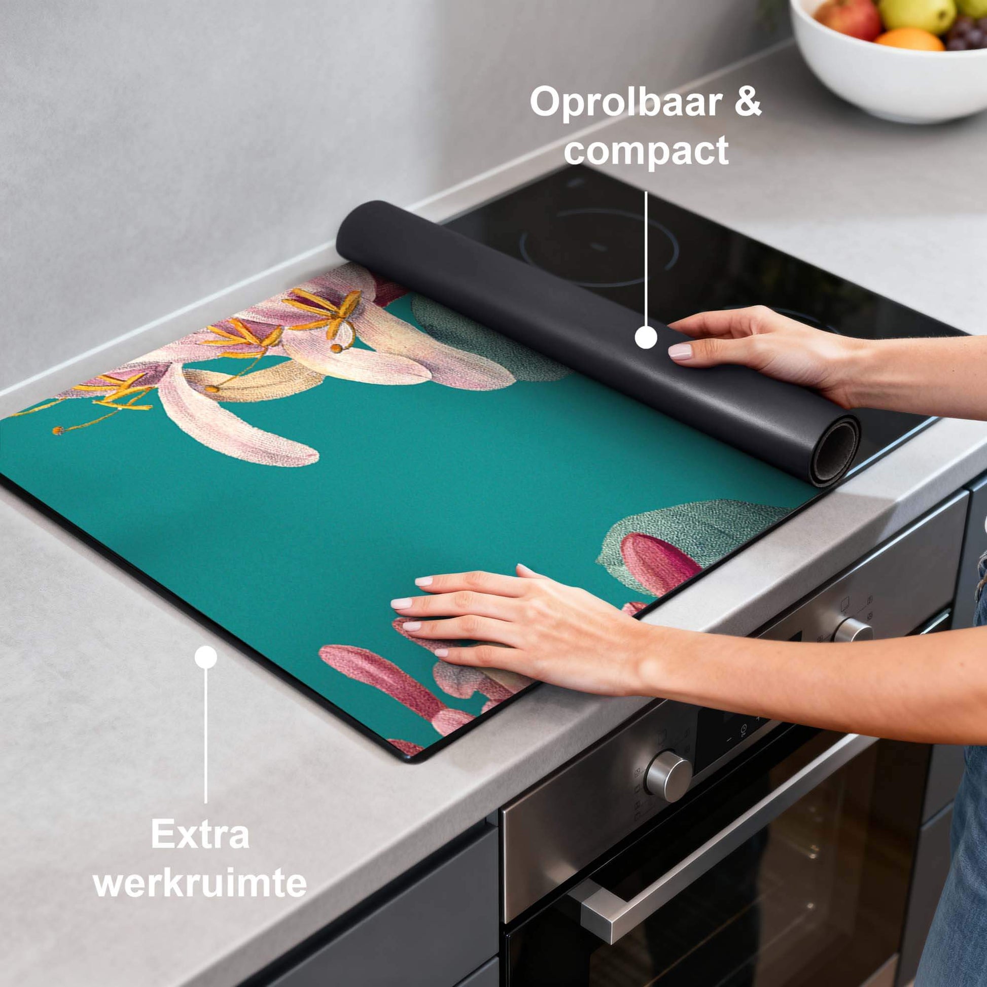 Botanical Elegance – Inductie Beschermer op keukenblad met bloemenontwerp, extra werkruimte, oprolbaar & compact.