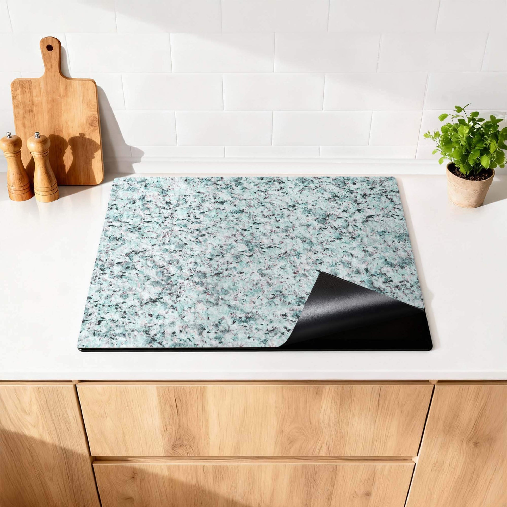 Baltic Mist - Inductie Beschermer met modern blauwgrijs graniet-design op keukenblad.
