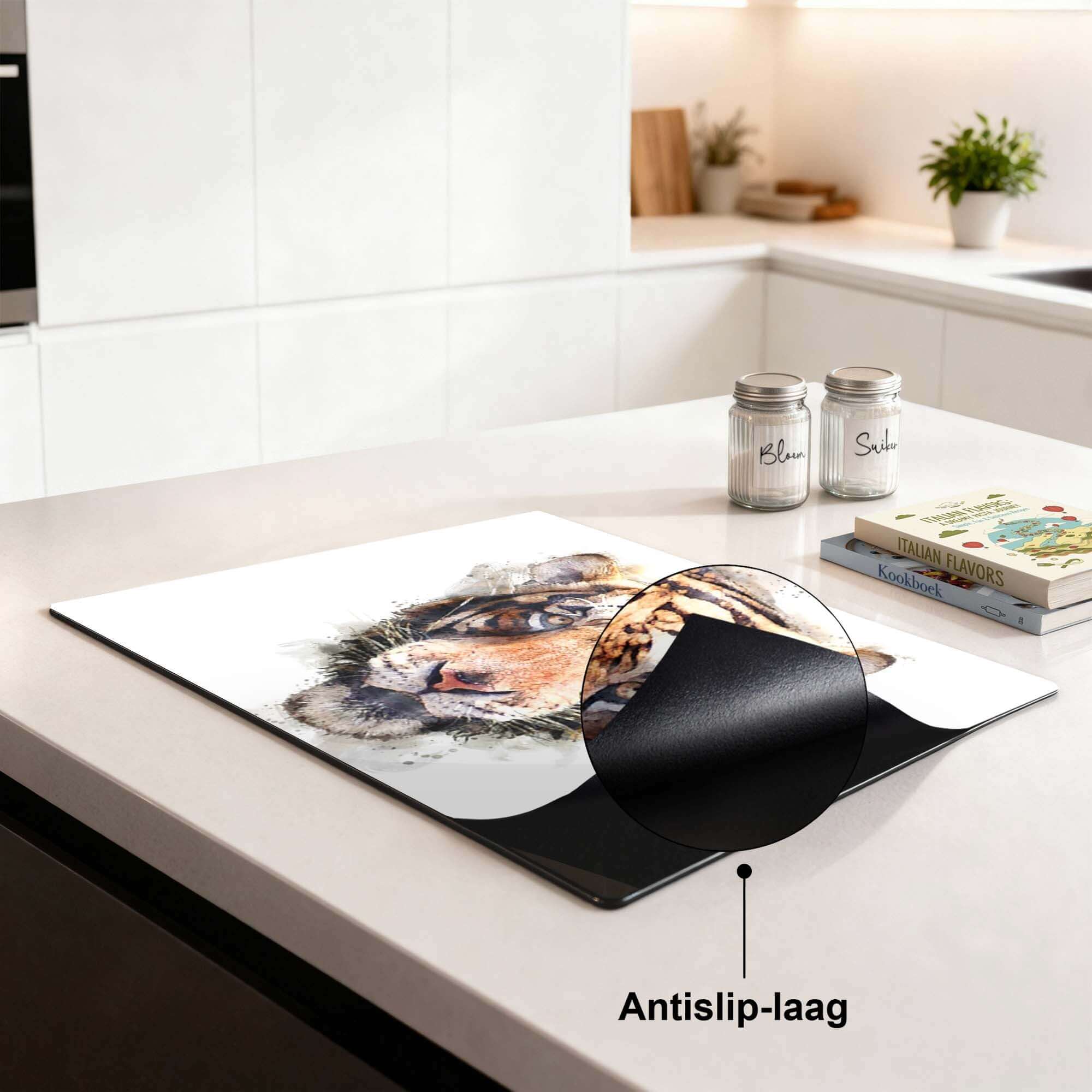 Majestic Tiger - Inductie Beschermer met antislip-laag op een moderne keukenoppervlak.