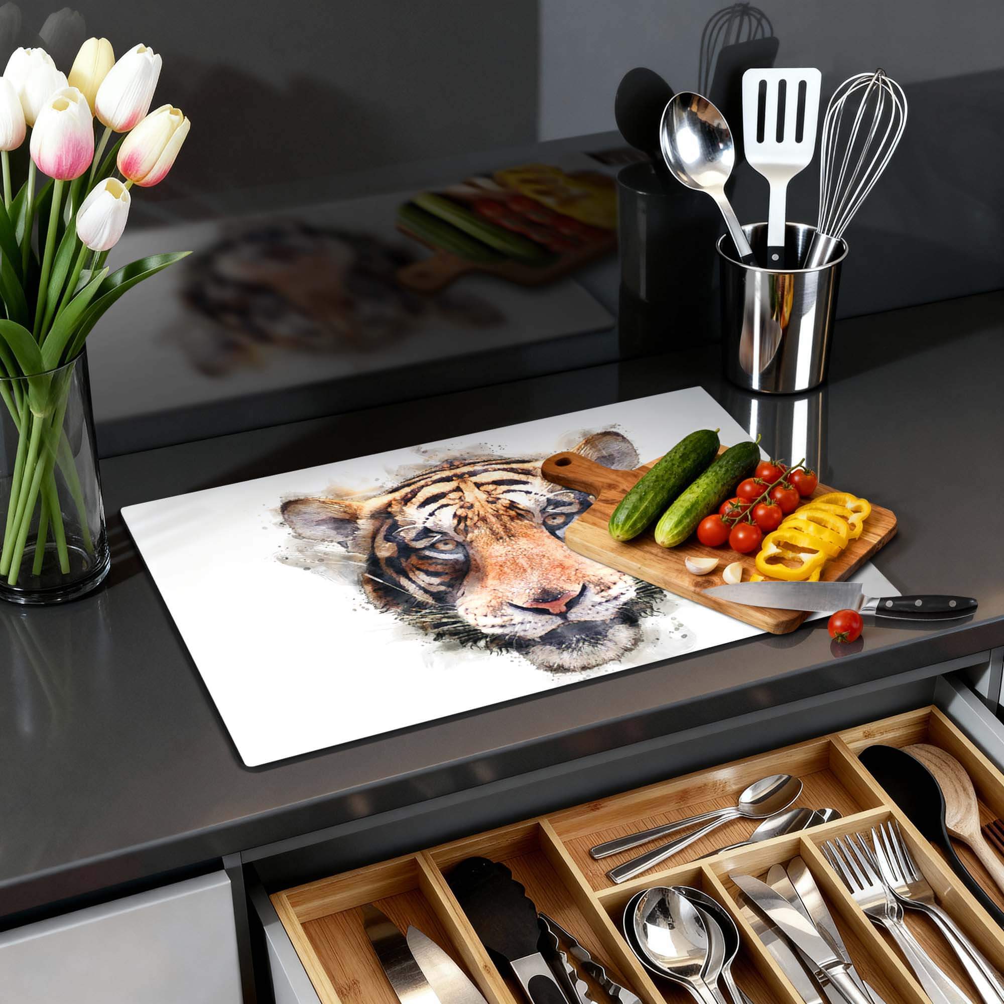 Majestic Tiger - Inductie Beschermer met aquarel tijgerkop in stijlvolle keukenomgeving.