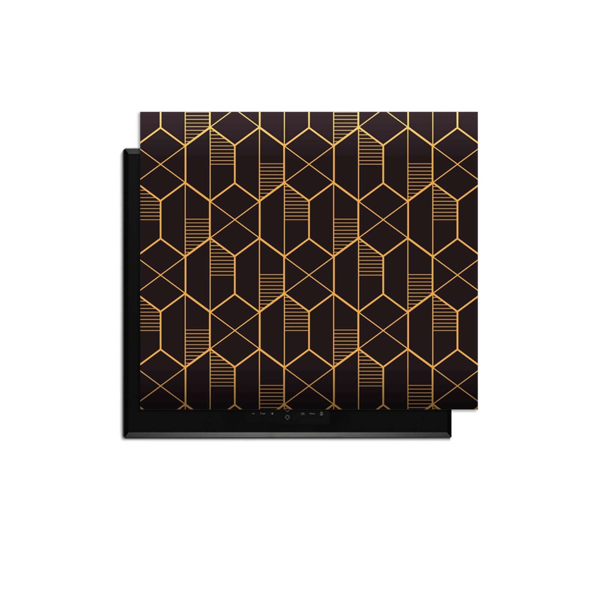 Golden Prism – Inductie Beschermer met geometrisch gouden patroon op diepzwarte achtergrond.