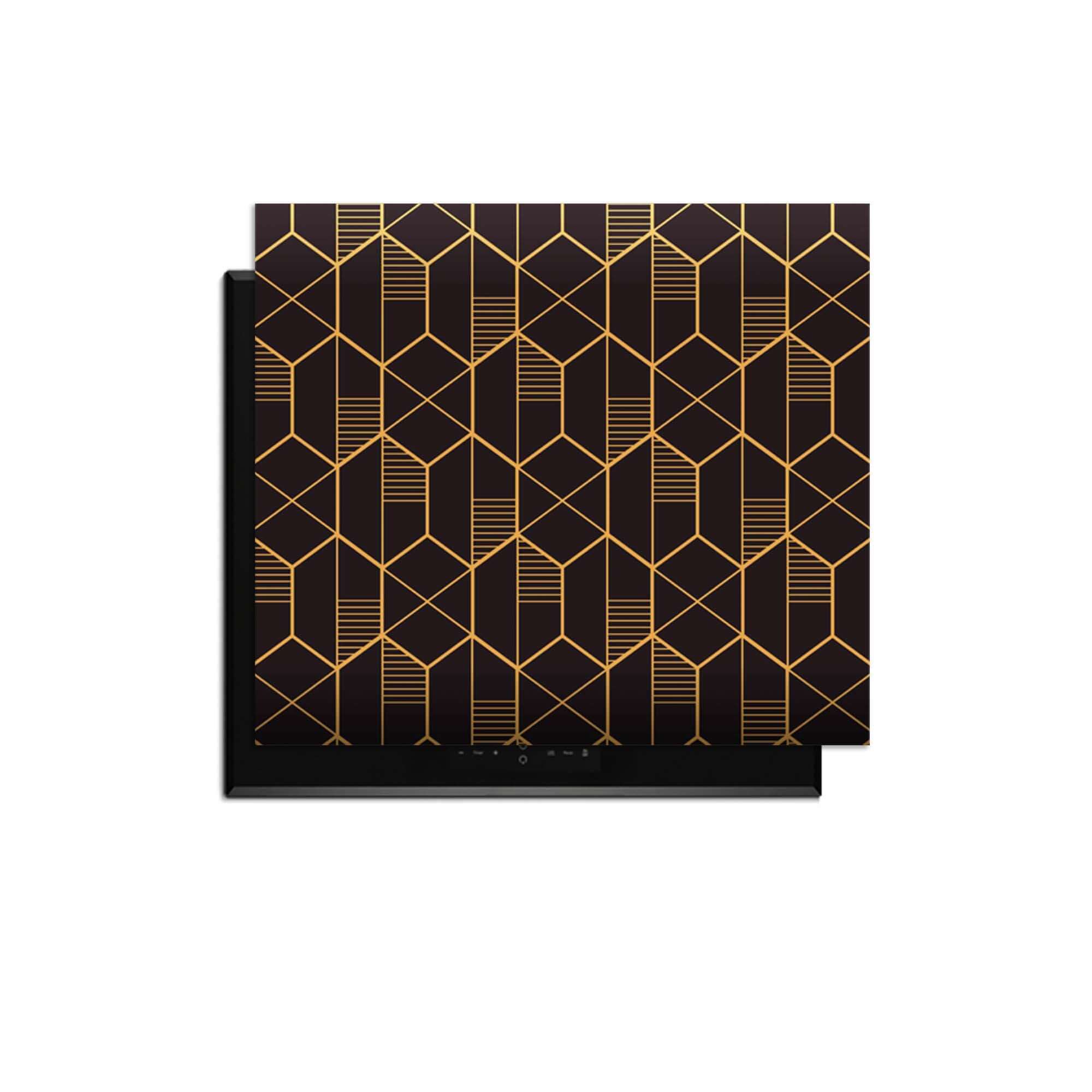 Golden Prism – Inductie Beschermer met geometrisch gouden patroon op diepzwarte achtergrond.