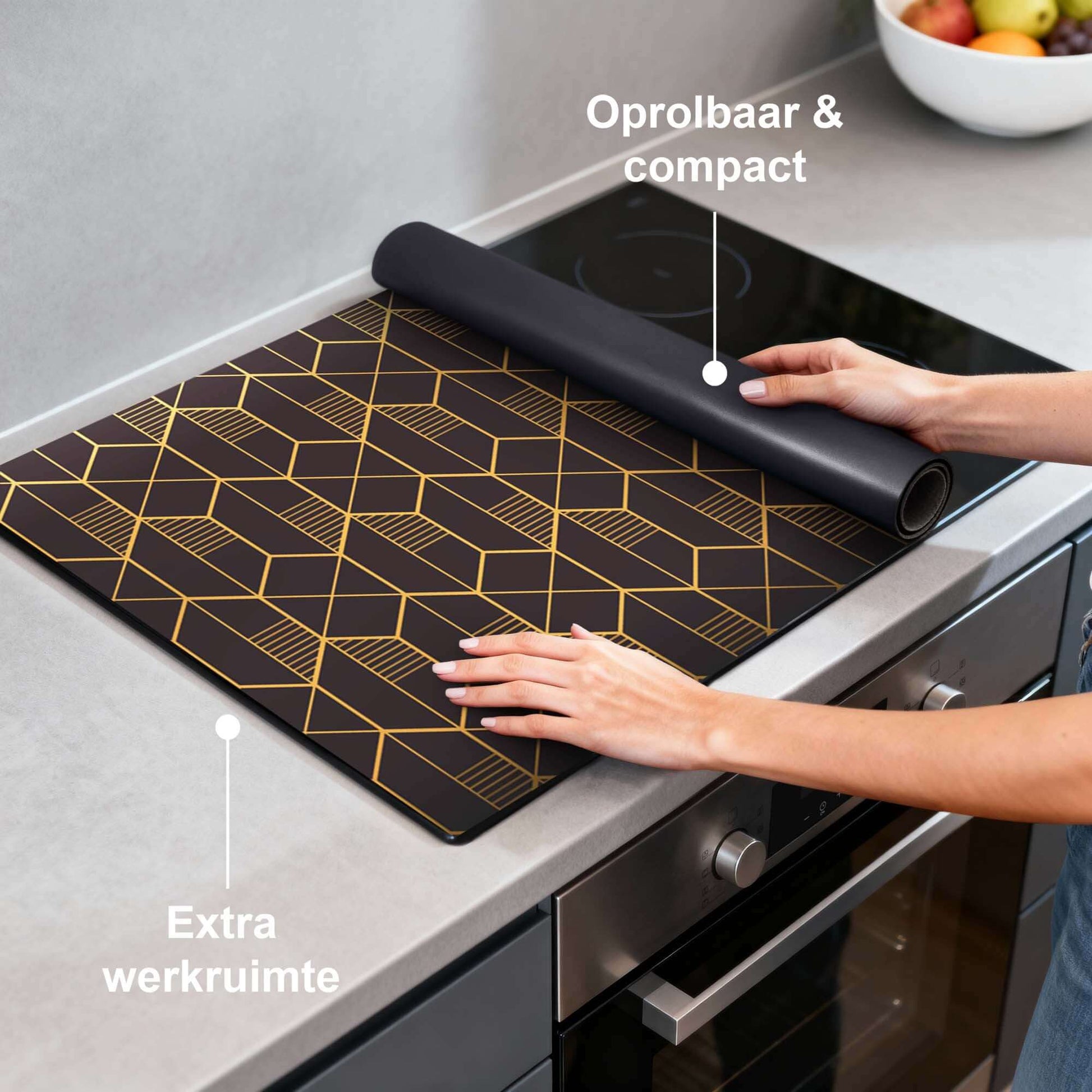 Golden Prism – Inductie Beschermer op een werkblad met een geometrisch patroon in goud en zwart.