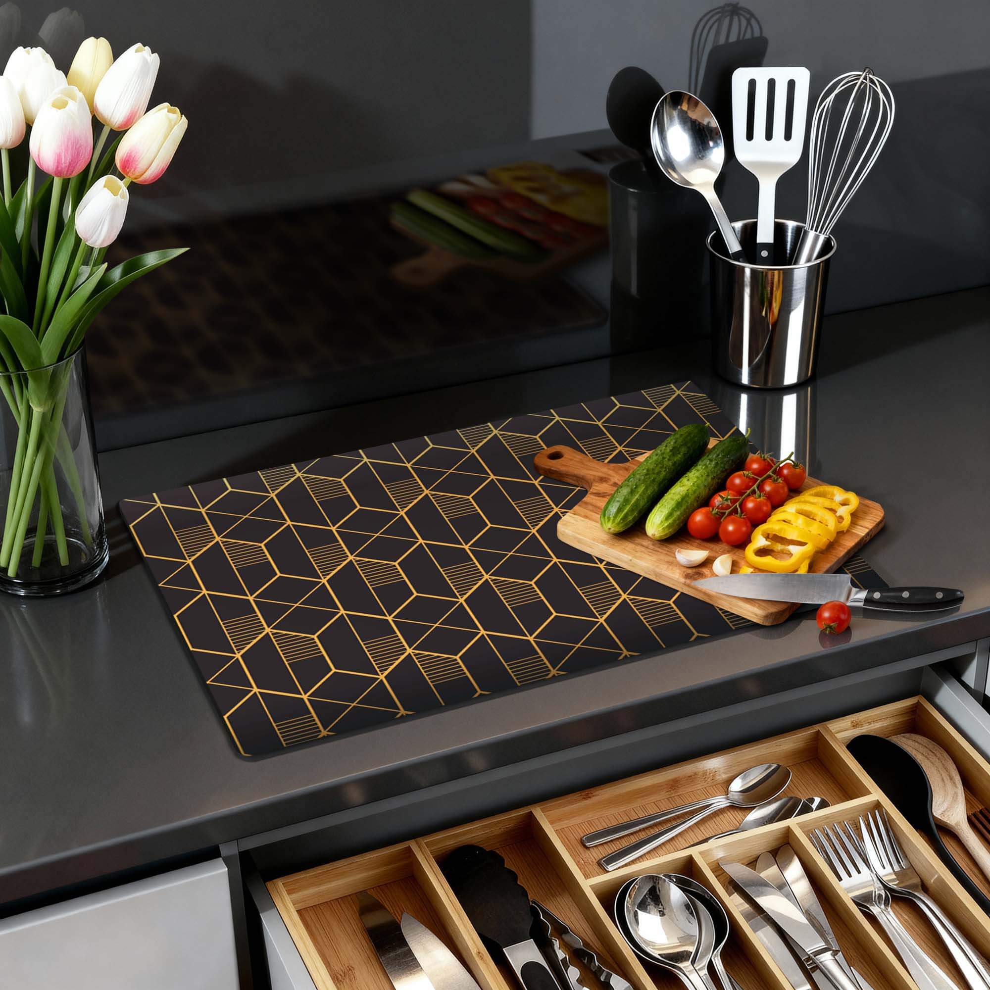 Golden Prism – Inductie Beschermer met geometrisch patroon op keukenblad met groenten en bloemen.