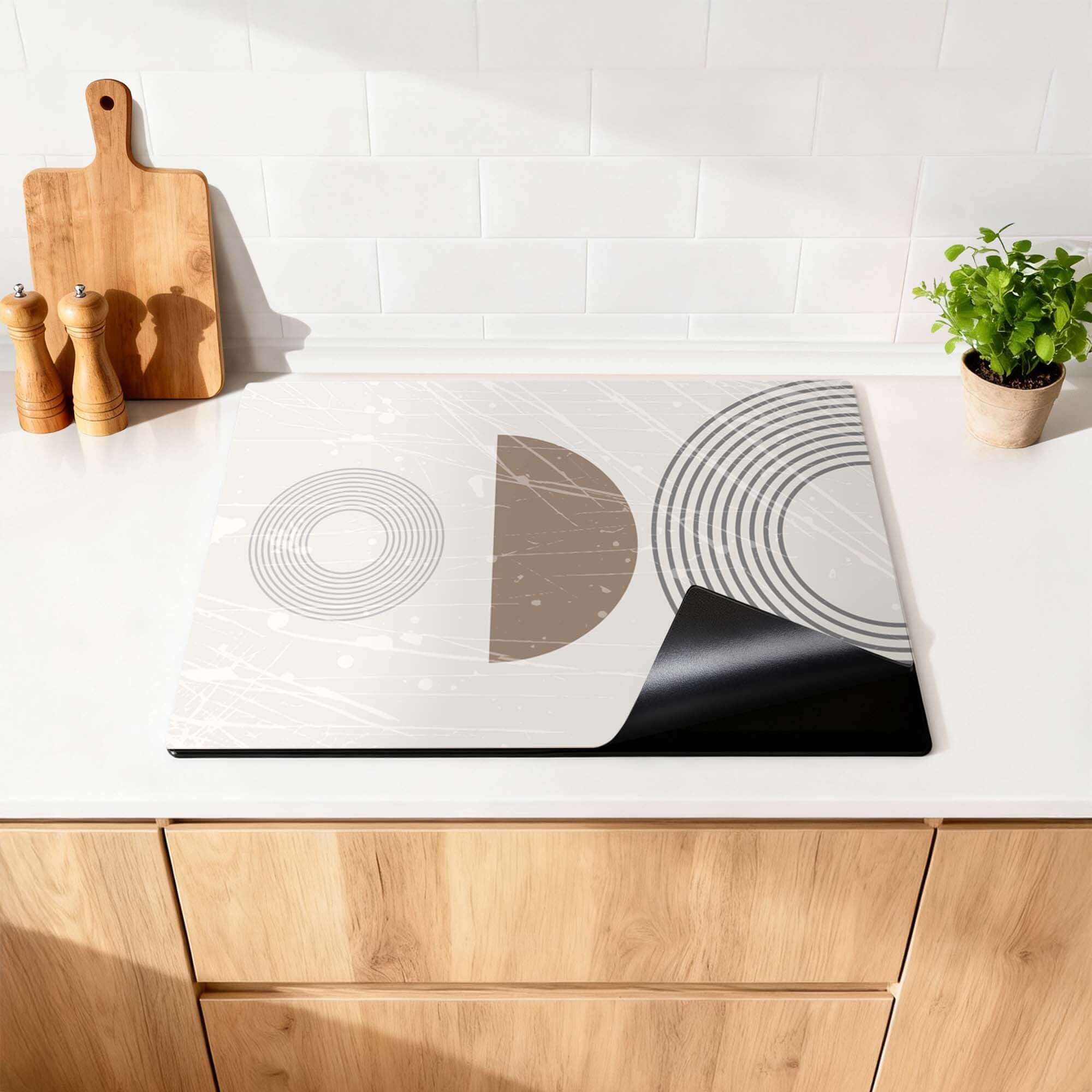 Minimal Waves – Japandi Inductie Beschermer op een moderne keukentafel met grafisch ontwerp.