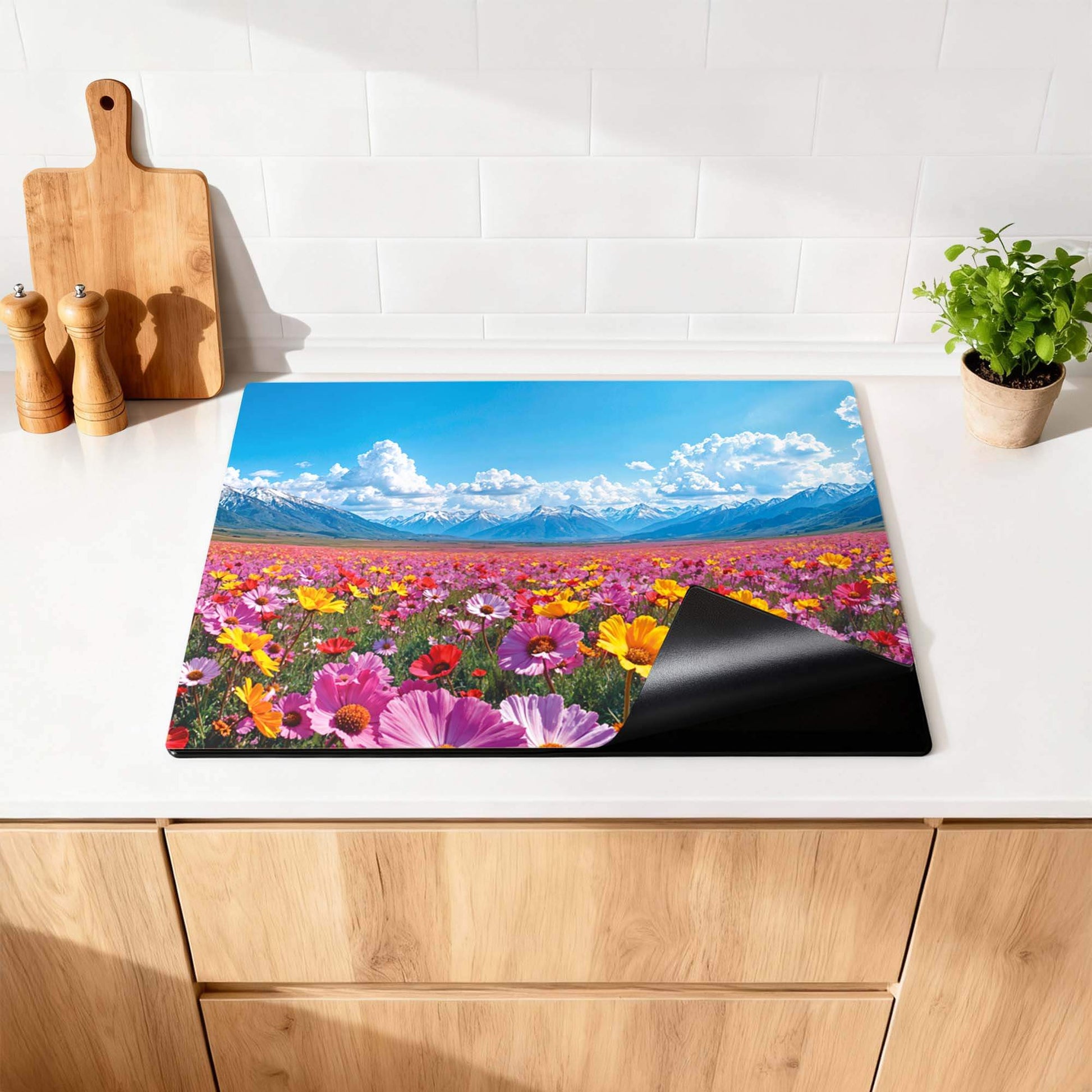 Blooming Horizon – Inductie Beschermer met een kleurrijk bloemenveld voor de keuken.