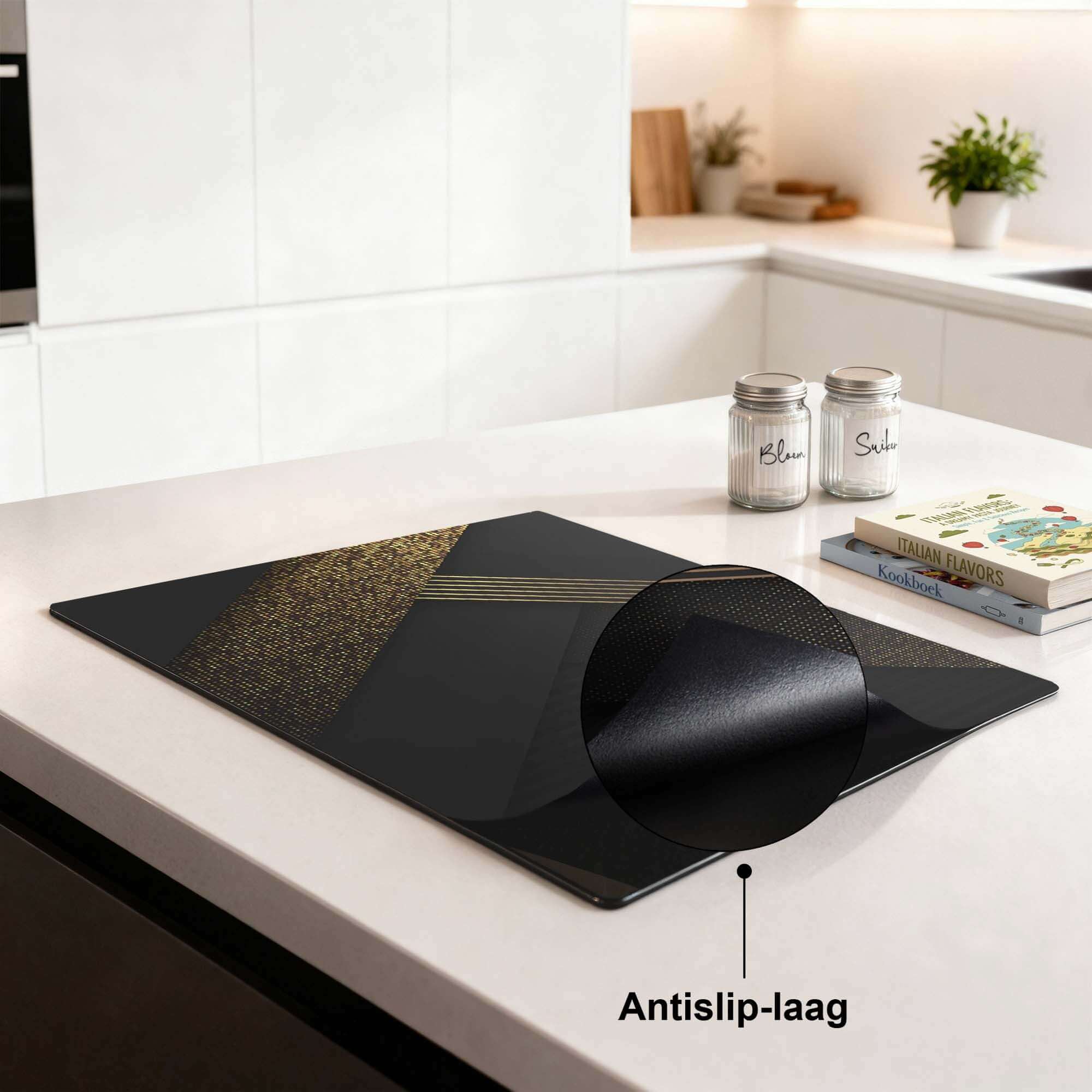Golden Geometry – Inductie Beschermer met antislip-laag en luxe ontwerp op een moderne keukenabla