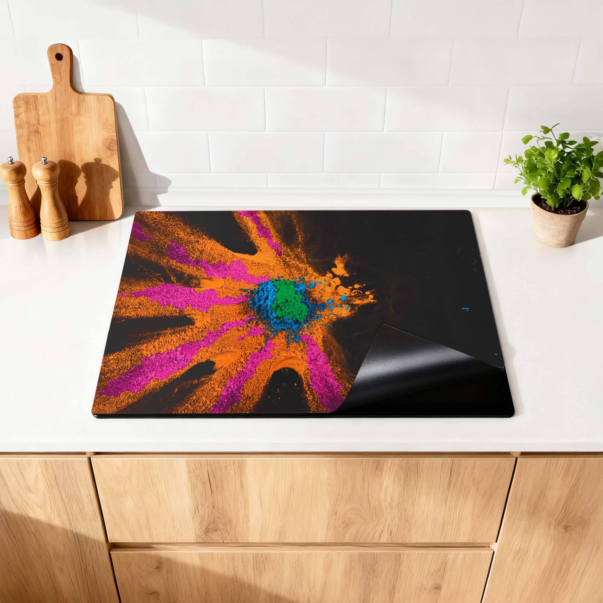 Color Bust - Inductie Beschermer op een keukenoppervlak met kleurrijk ontwerp