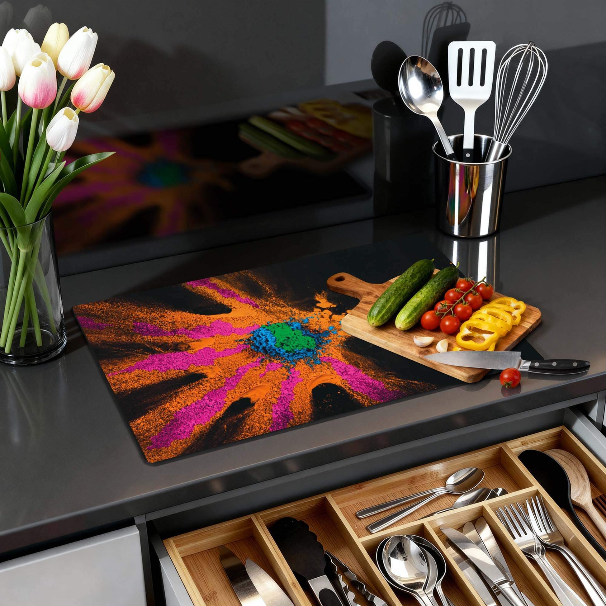 Kleurrijke Color Bust - Inductie Beschermer op een moderne keukenoppervlak met groenten en een snijplank.