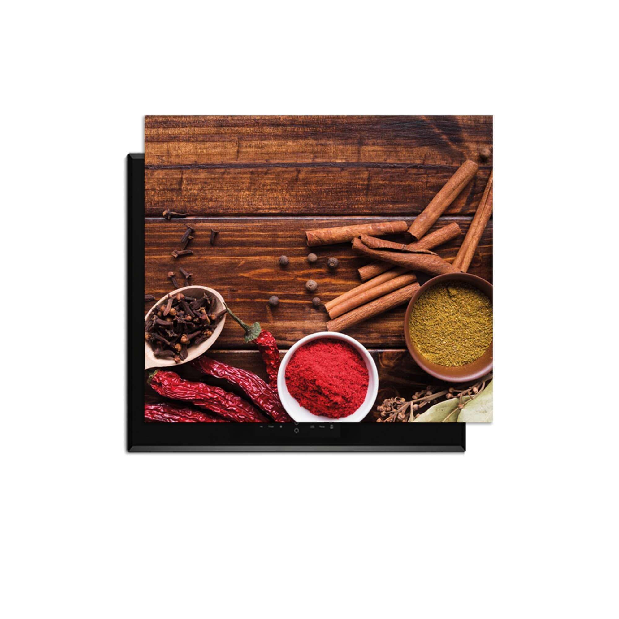 Warm Spice Harmony – Inductie Beschermer met kleurrijke specerijen op een houten achtergrond.