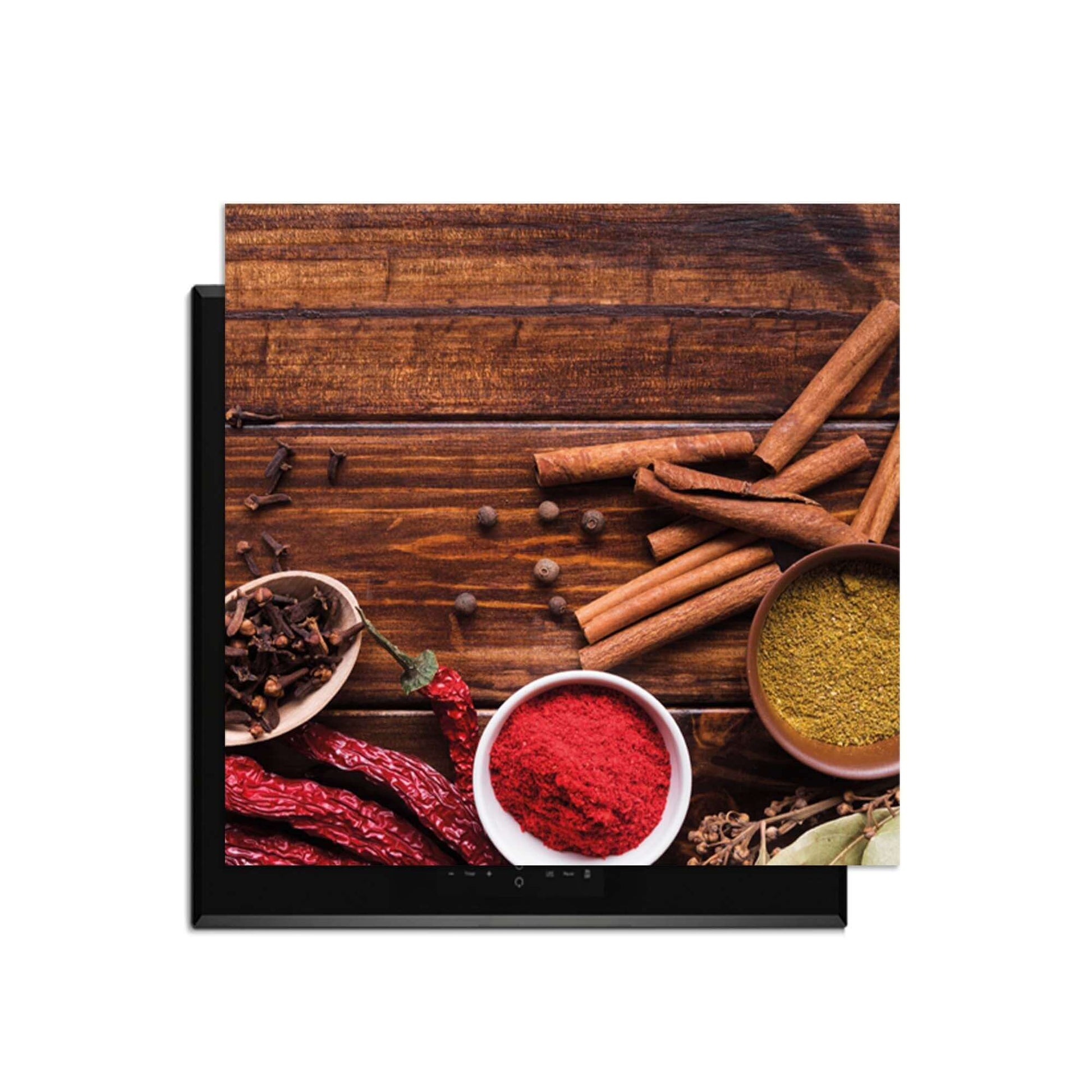 Warm Spice Harmony – Inductie Beschermer met rijke kruiden en specerijen op een houten tafel.
