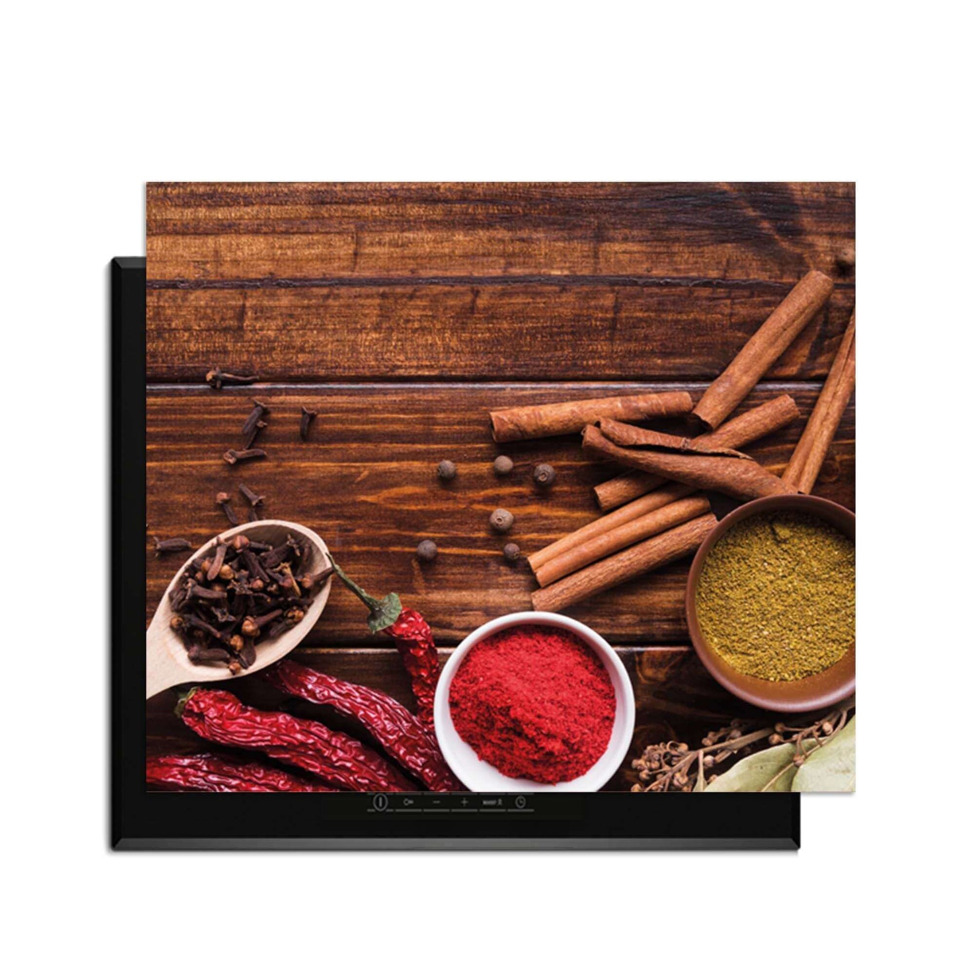 Warm Spice Harmony – Inductie Beschermer met kleurrijke kruiden op een houten tafel.