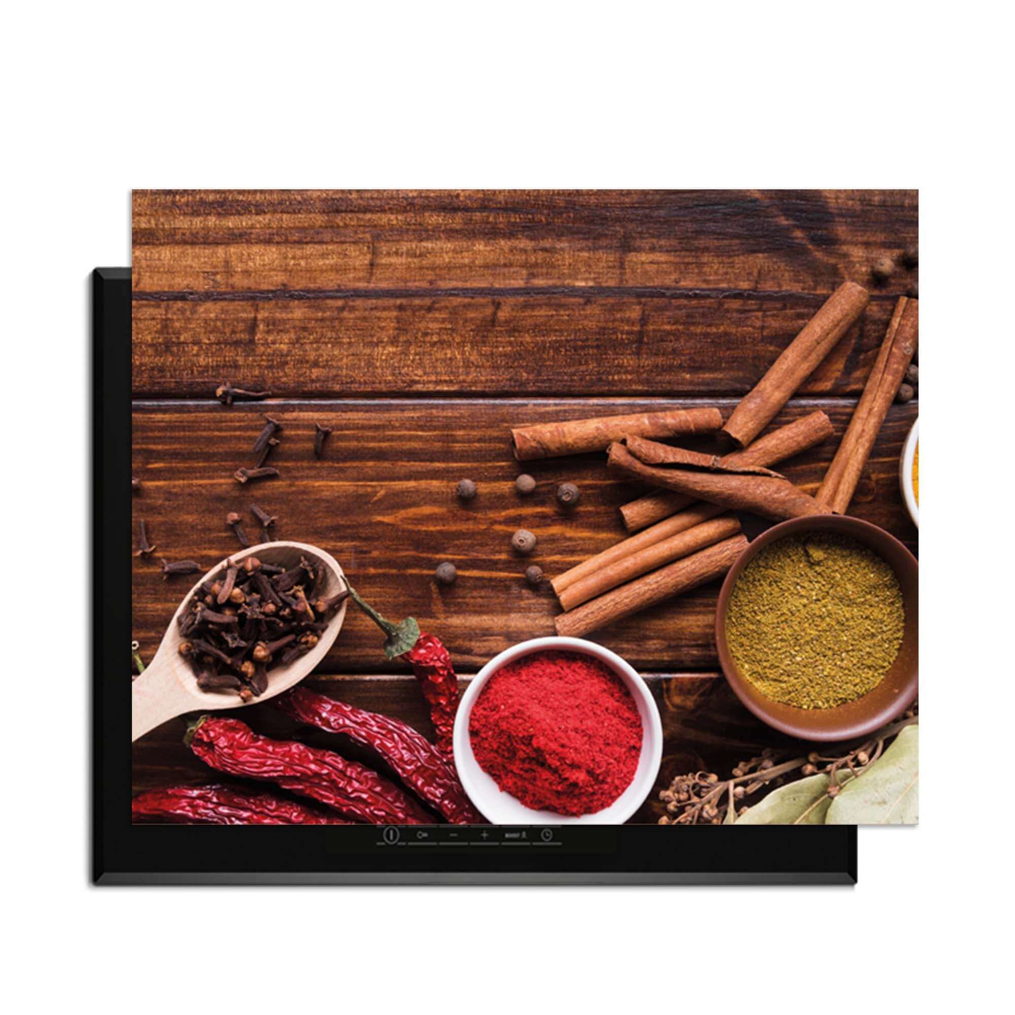 Warm Spice Harmony – Inductie Beschermer met kruiden en specerijen op houten oppervlak.