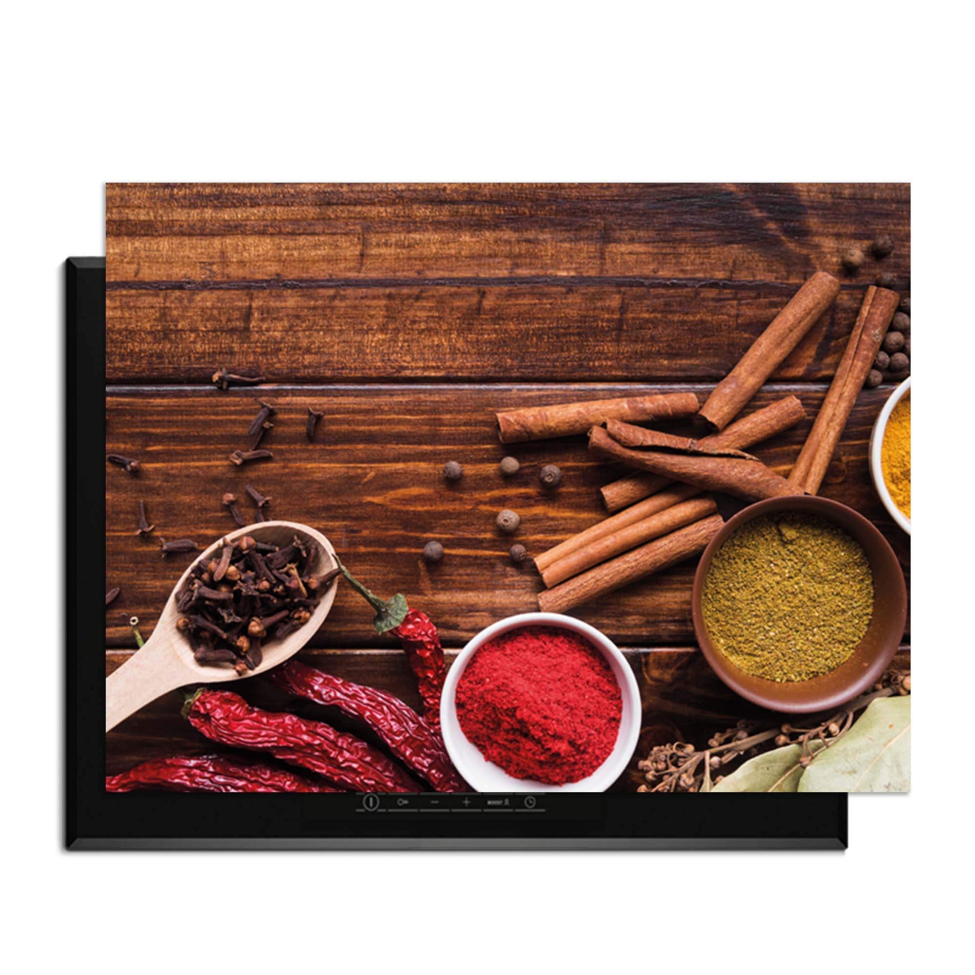 Warm Spice Harmony – Inductie Beschermer met kleurrijke specerijen en kruiden op een houten achtergrond.