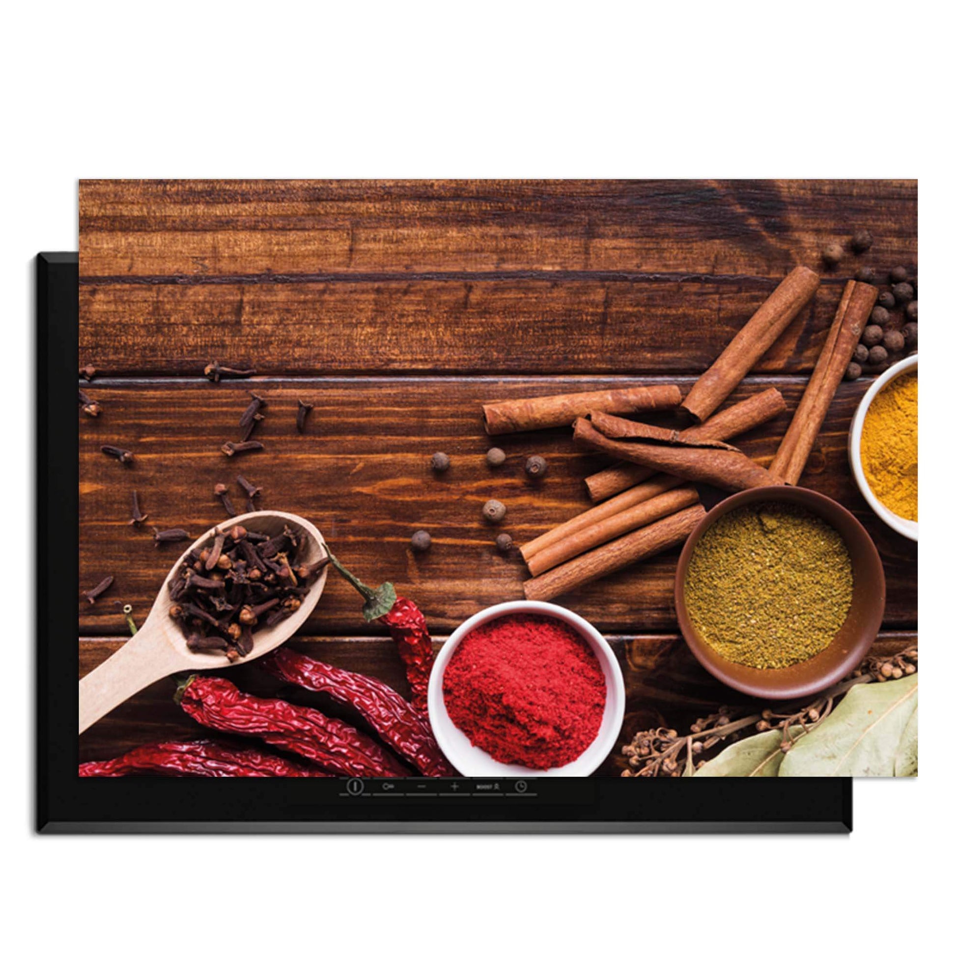 Warm Spice Harmony – Inductie Beschermer met kruiden en specerijen op een houten oppervlak.