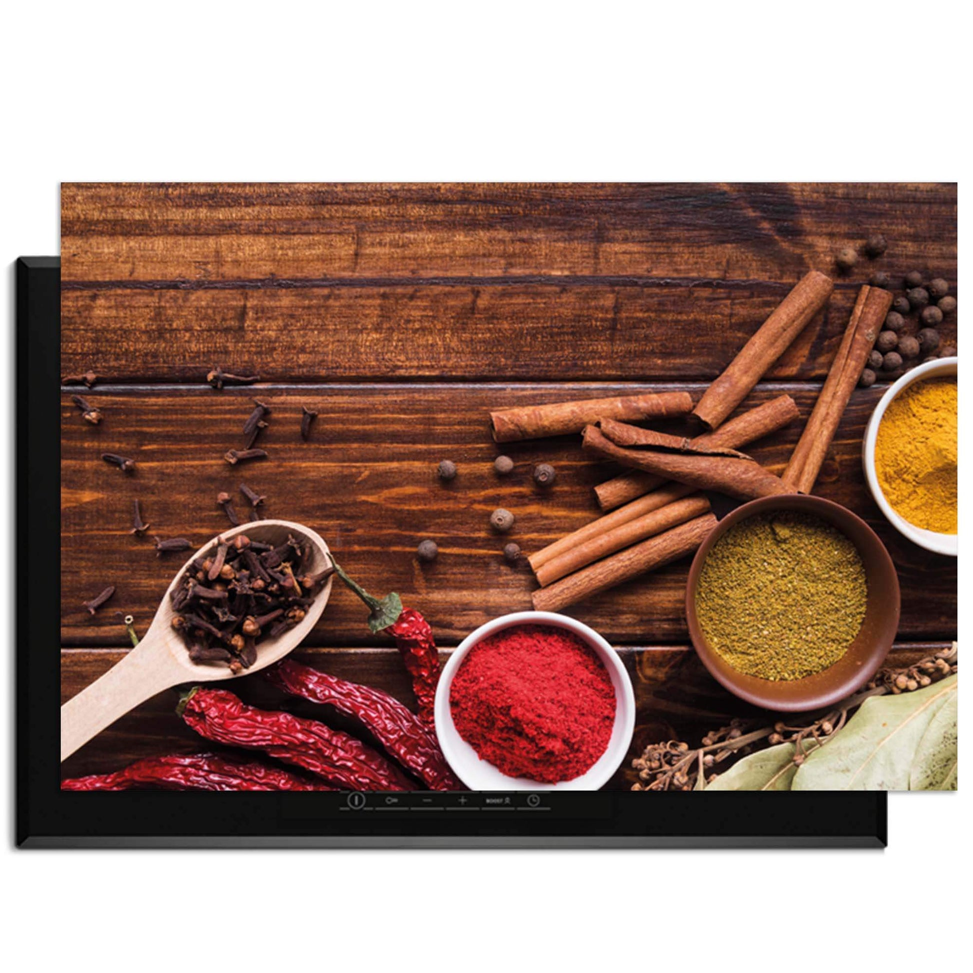 Warm Spice Harmony – Inductie Beschermer met een assortiment van kruiden en specerijen op een houten oppervlak.