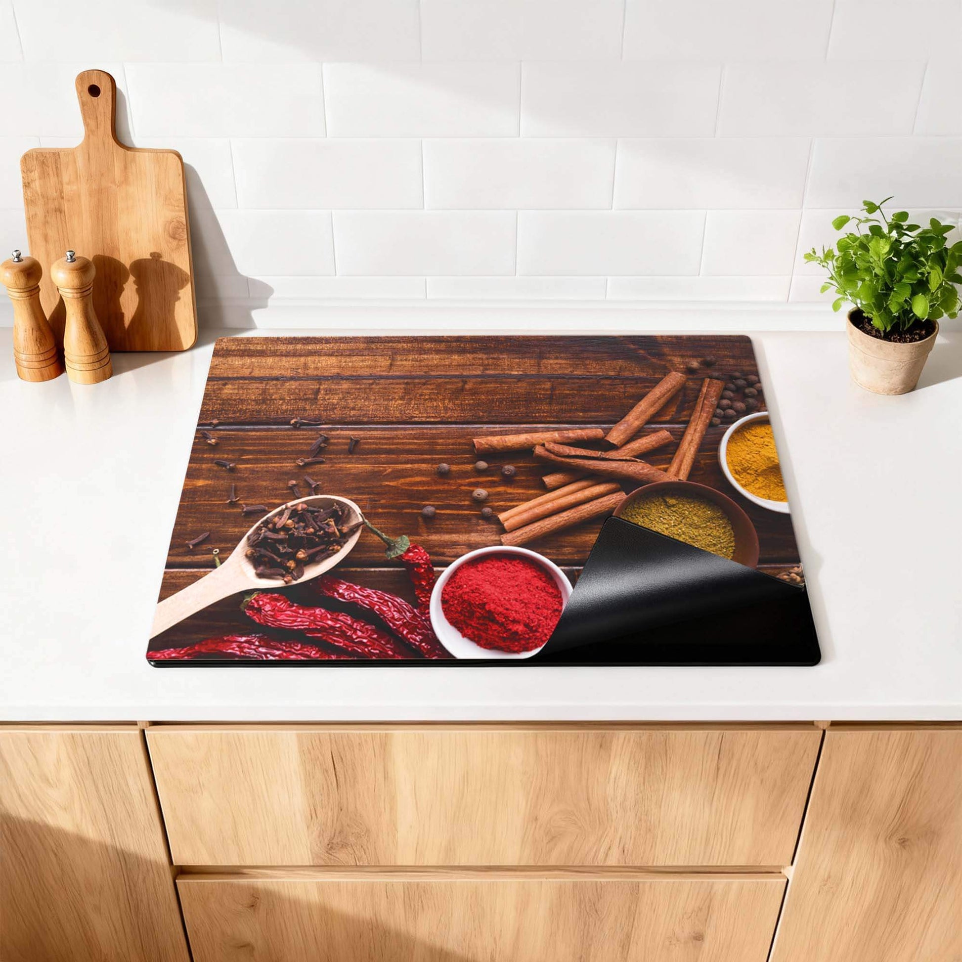 Warm Spice Harmony – Inductie Beschermer met rijke kruiden op een houten keukenoppervlak.
