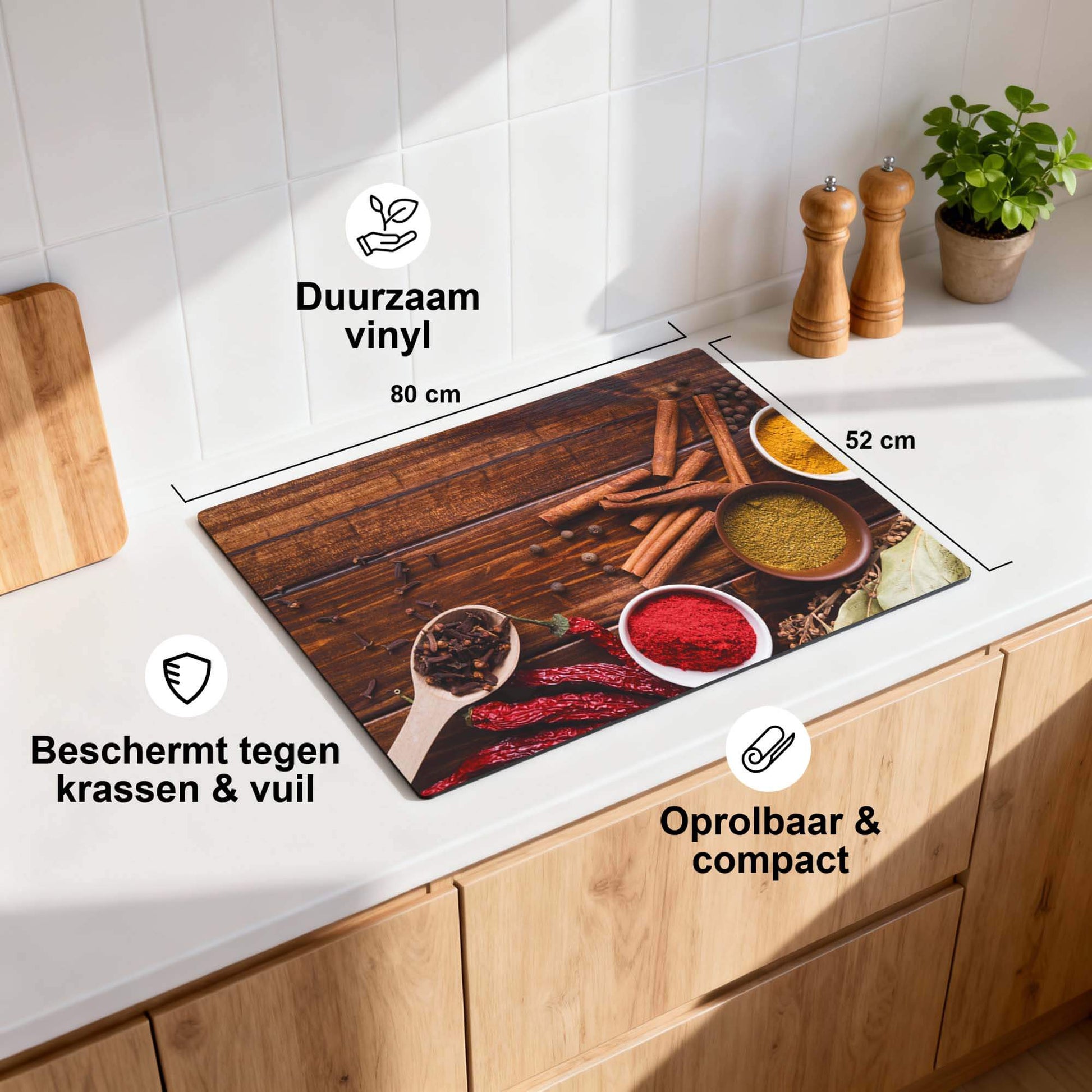 Warm Spice Harmony – Inductie Beschermer op een keukenwerkblad met kruiden en specerijen.
