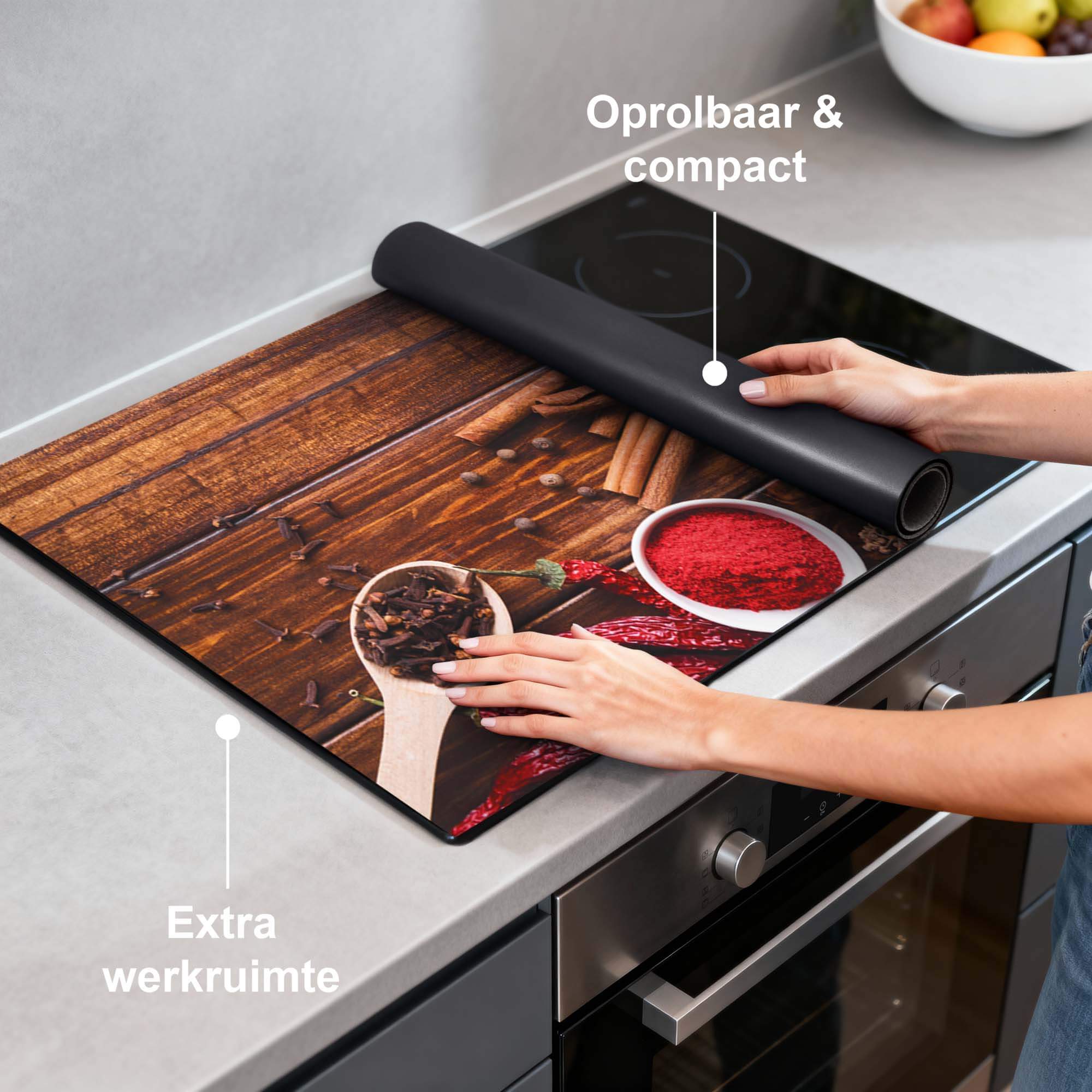Warm Spice Harmony – Inductie Beschermer op een moderne keuken met kruiden en extra werkruimte.