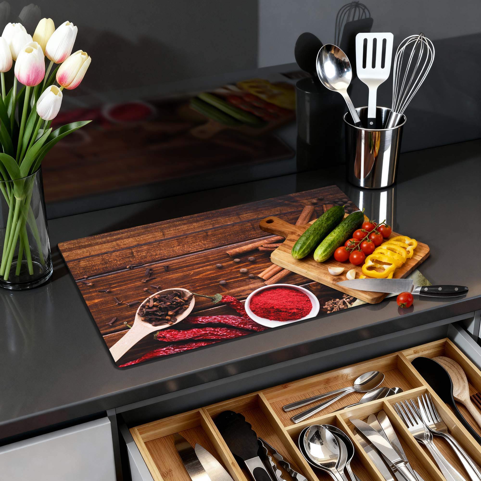 Warm Spice Harmony – Inductie Beschermer met kruidenkleuren op een keuken aanrecht.