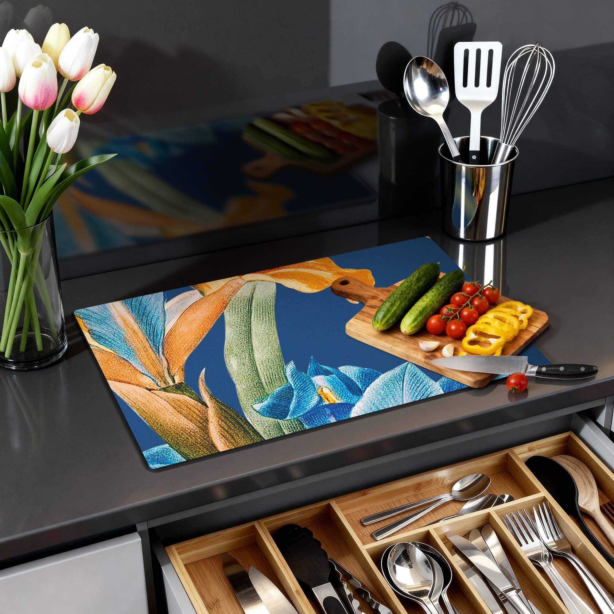 Iris Elegance – Inductie Beschermer met kleurrijke vintage bloemenprint in een moderne keuken.