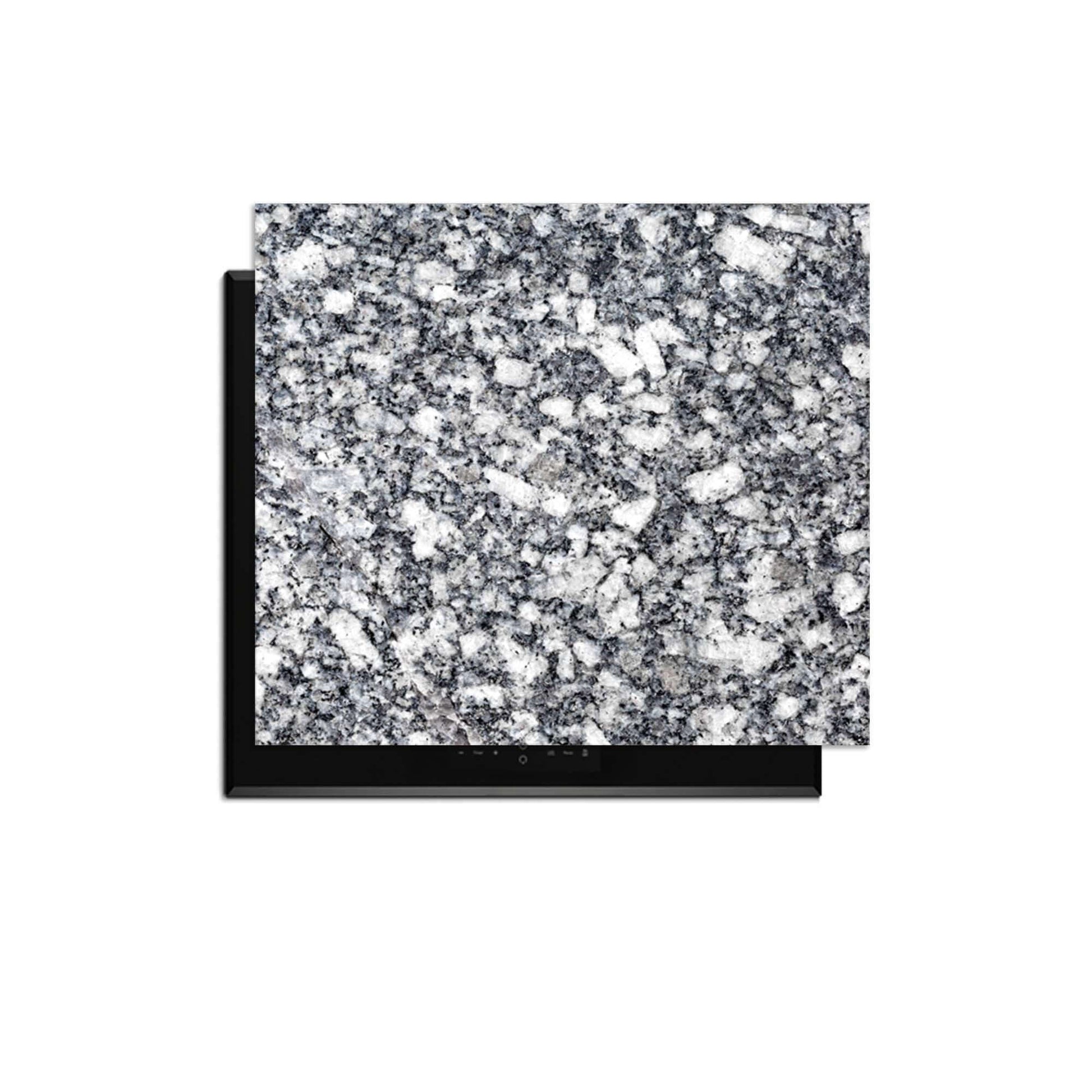 Midnight Granite - Inductie Beschermer op een inductiekookplaat, luxe granietstructuur voor keukenbescherming.