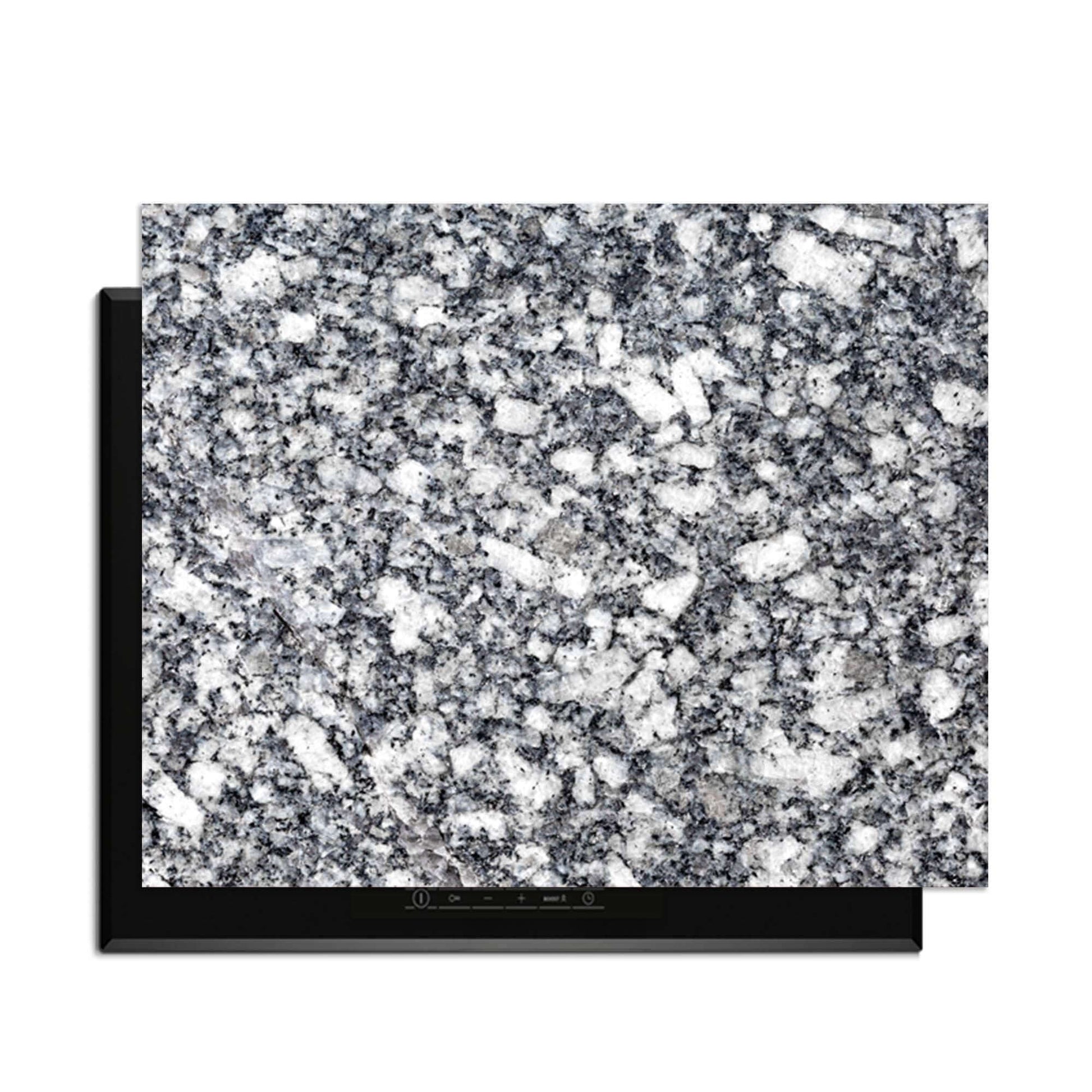 Midnight Granite - Inductie Beschermer op een inductiekookplaat met een luxe granietstructuur.