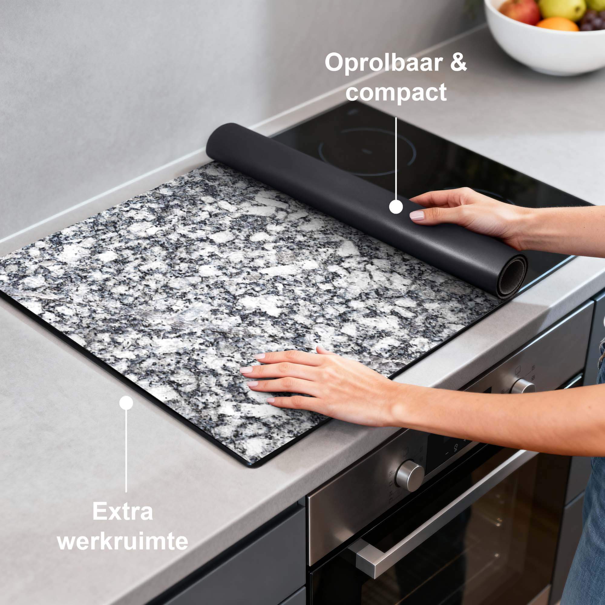 Midnight Granite - Inductie Beschermer op een kookplaat, stijlvol en praktisch voor extra werkruimte.