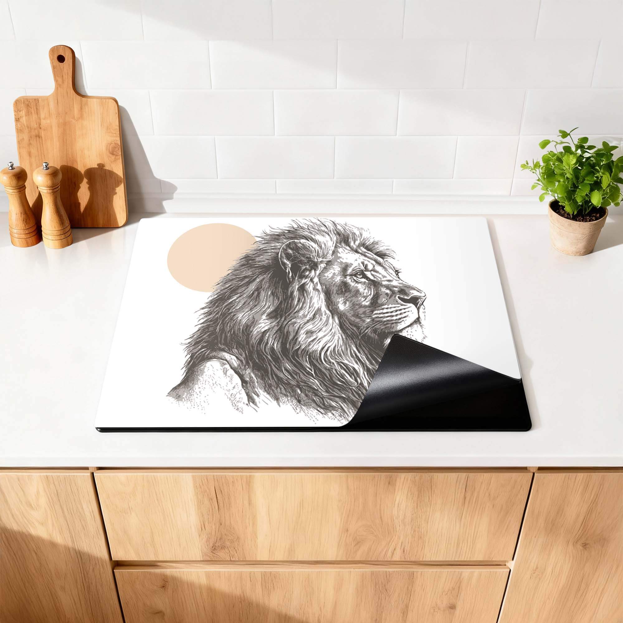 Majestic Lion - Inductie Beschermer met artistieke lion afbeelding en stijlvolle uitstraling op een moderne keukentafel.