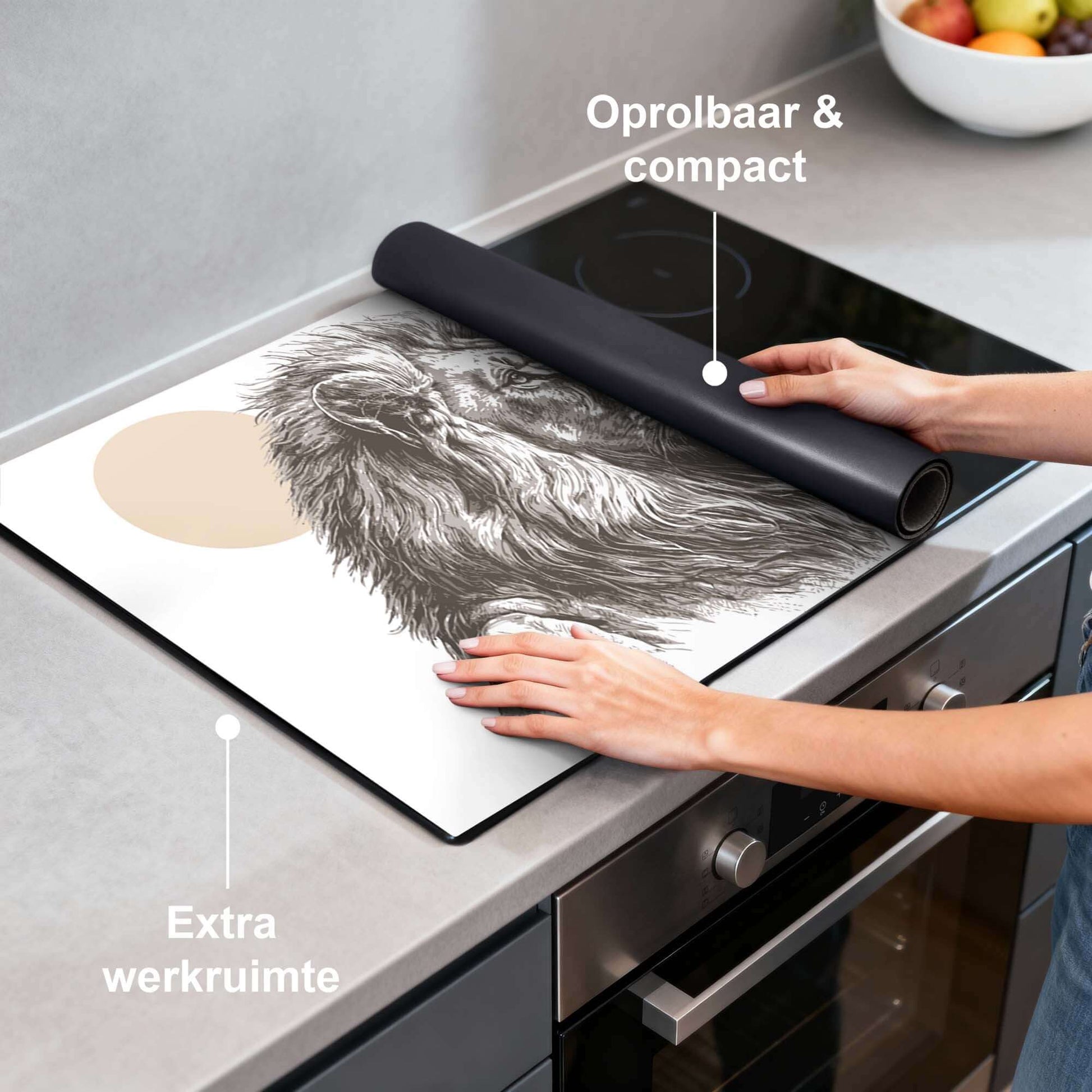 Majestic Lion - Inductie Beschermer op een kookplaat, oprolbaar en compact voor extra werkruimte.