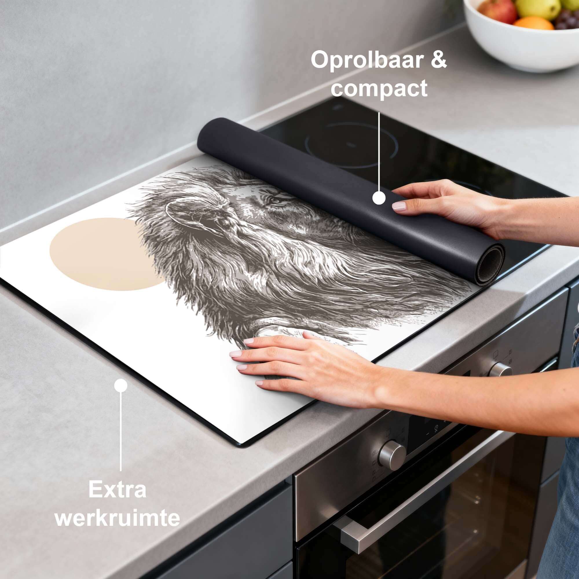 Majestic Lion - Inductie Beschermer op een kookplaat, oprolbaar en compact voor extra werkruimte.