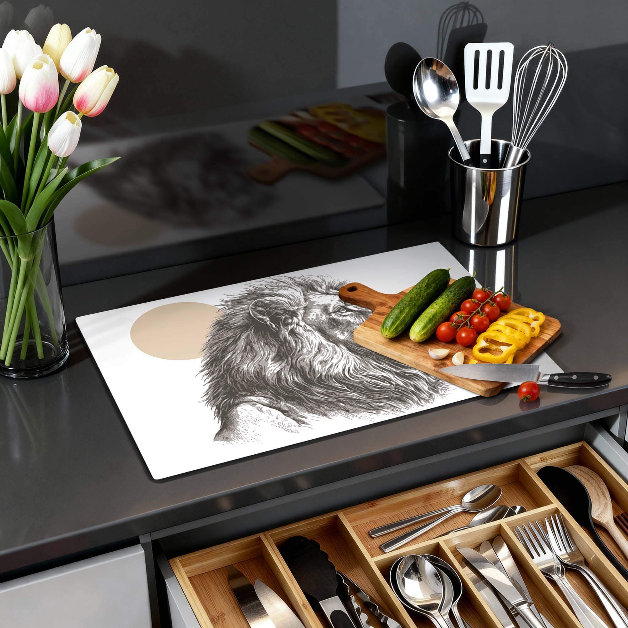 Majestic Lion - Inductie Beschermer op keukentafel met groenten en bloemen in een stijlvolle keuken.