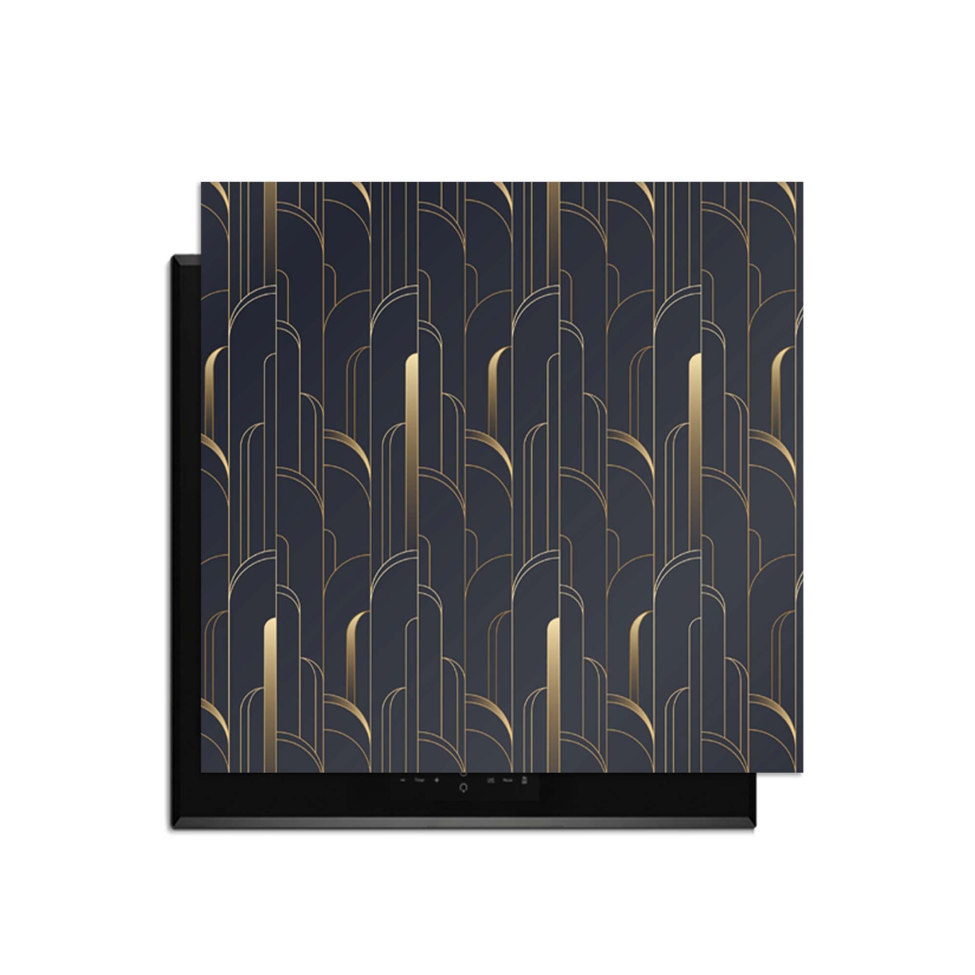 Art Deco Lines – Inductie Beschermer met een geometrisch patroon in goudtinten op een kookplaat.