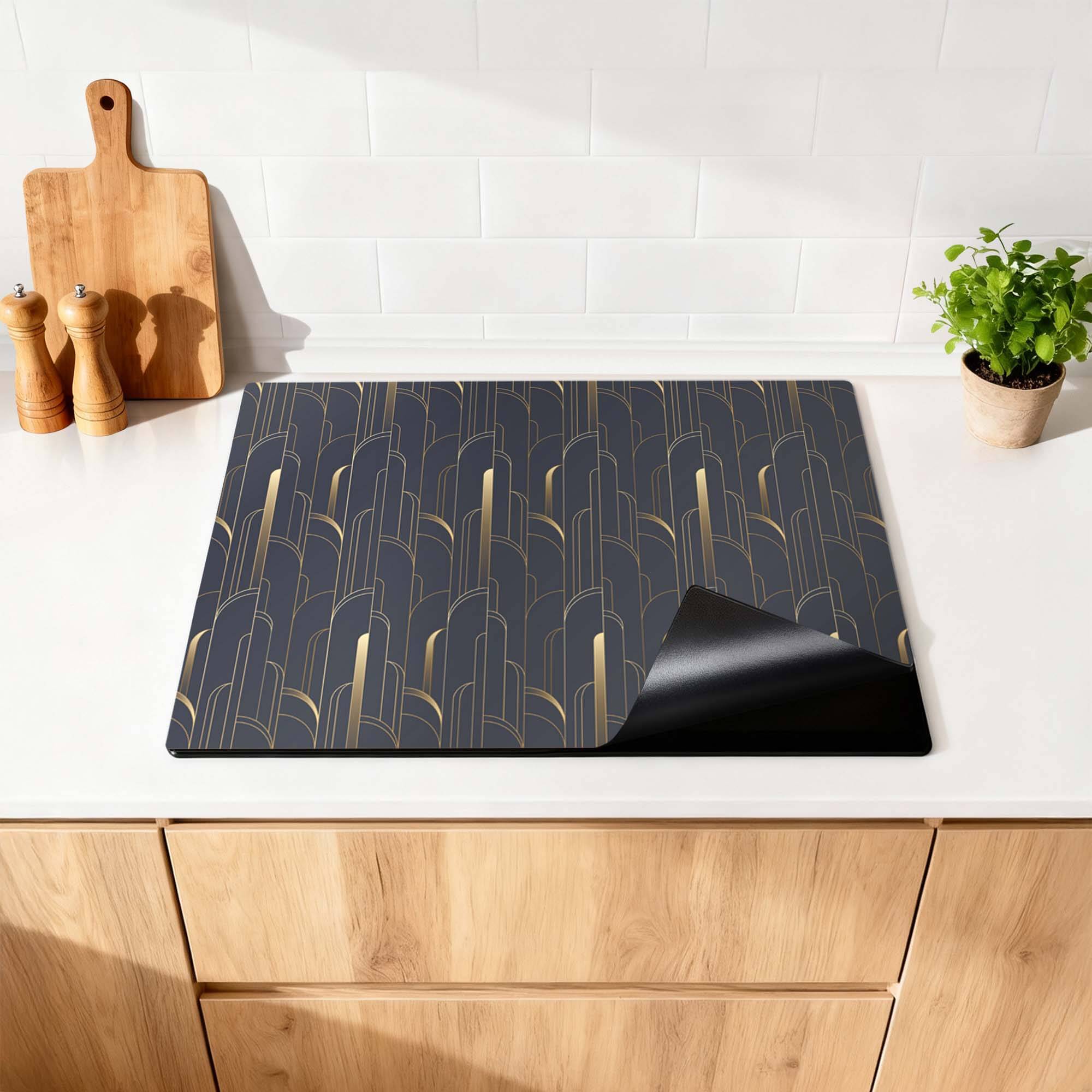 Art Deco Lines – Inductie Beschermer met geometrisch patroon op een moderne keukentafel.