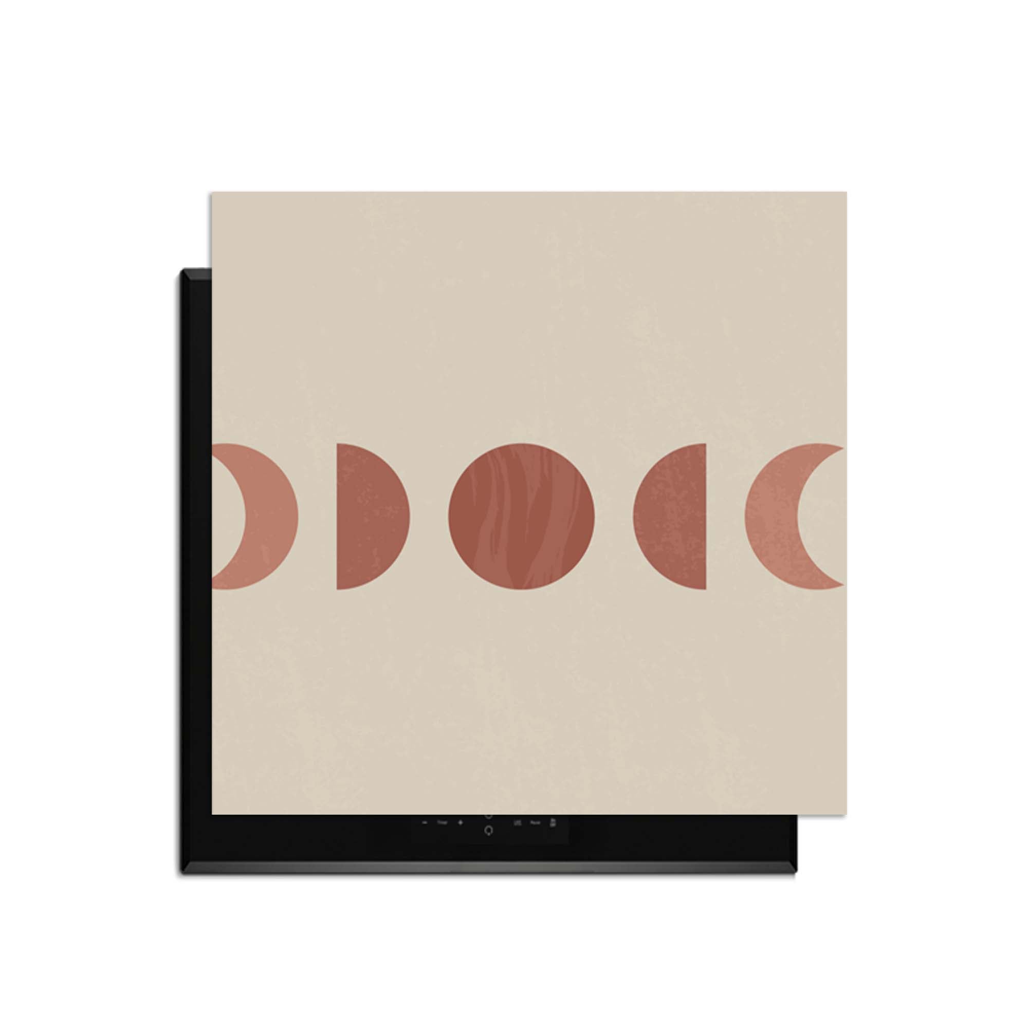 Lunar Rhythm – Japandi Inductie Beschermer met maanfasen in warme tinten, ideaal voor je keuken.