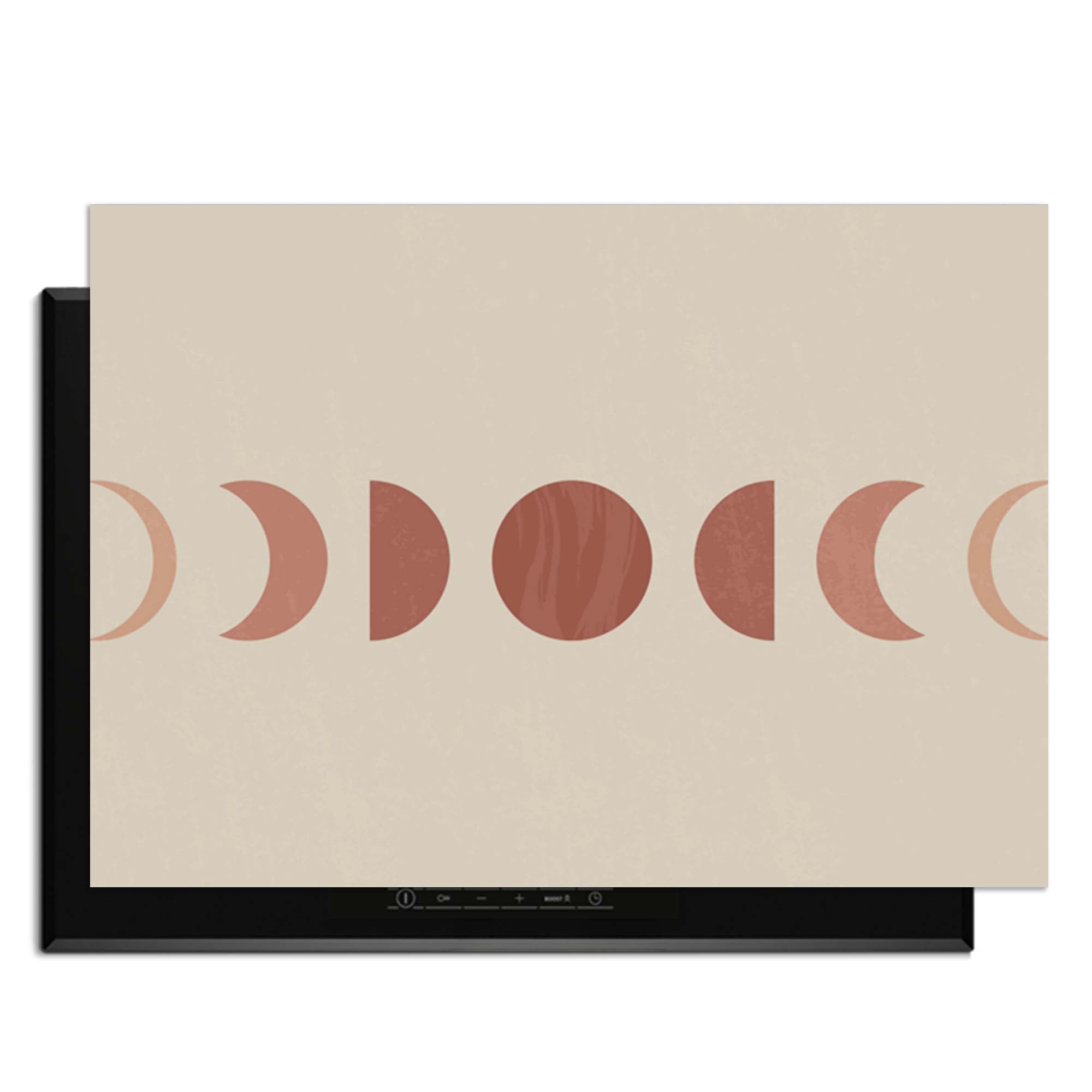 Lunar Rhythm – Japandi Inductie Beschermer met maanfasen in warme tinten op een inductiekookplaat.