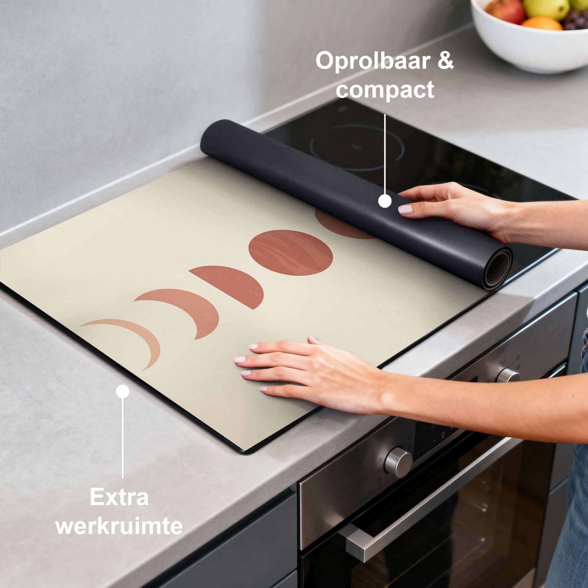Lunar Rhythm – Japandi Inductie Beschermer op een keukenblad met maanfasen en praktische functies zoals oprolbaar en compact.