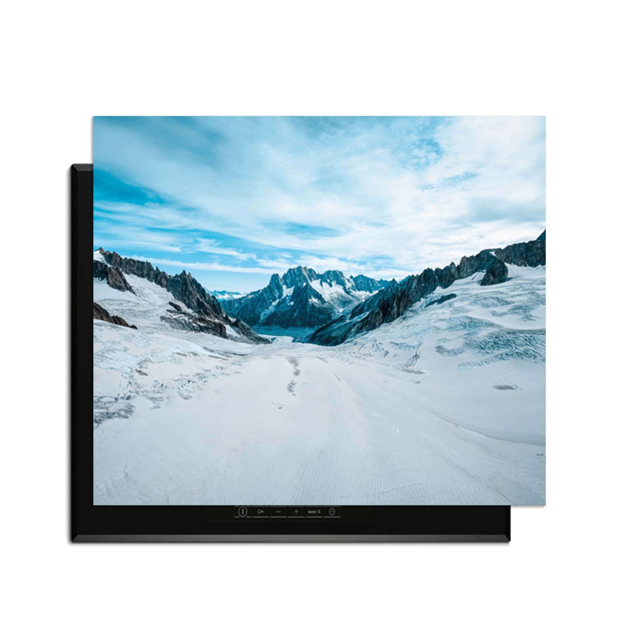 Frozen Peaks - Induktionsschutz mit einer ruhigen Schneelandschaft und majestätischen Berggipfeln