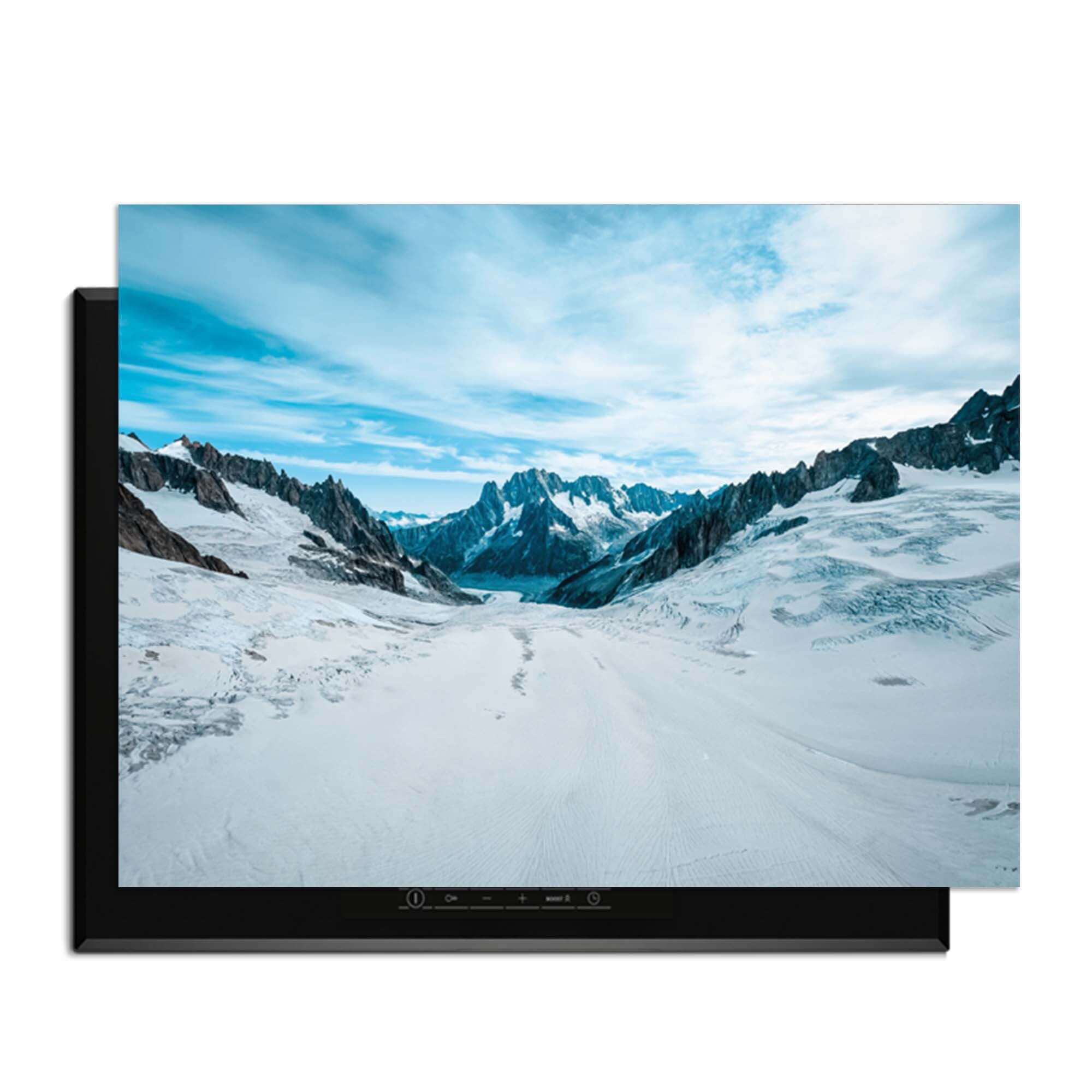 Frozen Peaks - Induction Protector mit atemberaubender Aussicht auf schneebedeckte Berge und eine ruhige natürliche Umgebung.