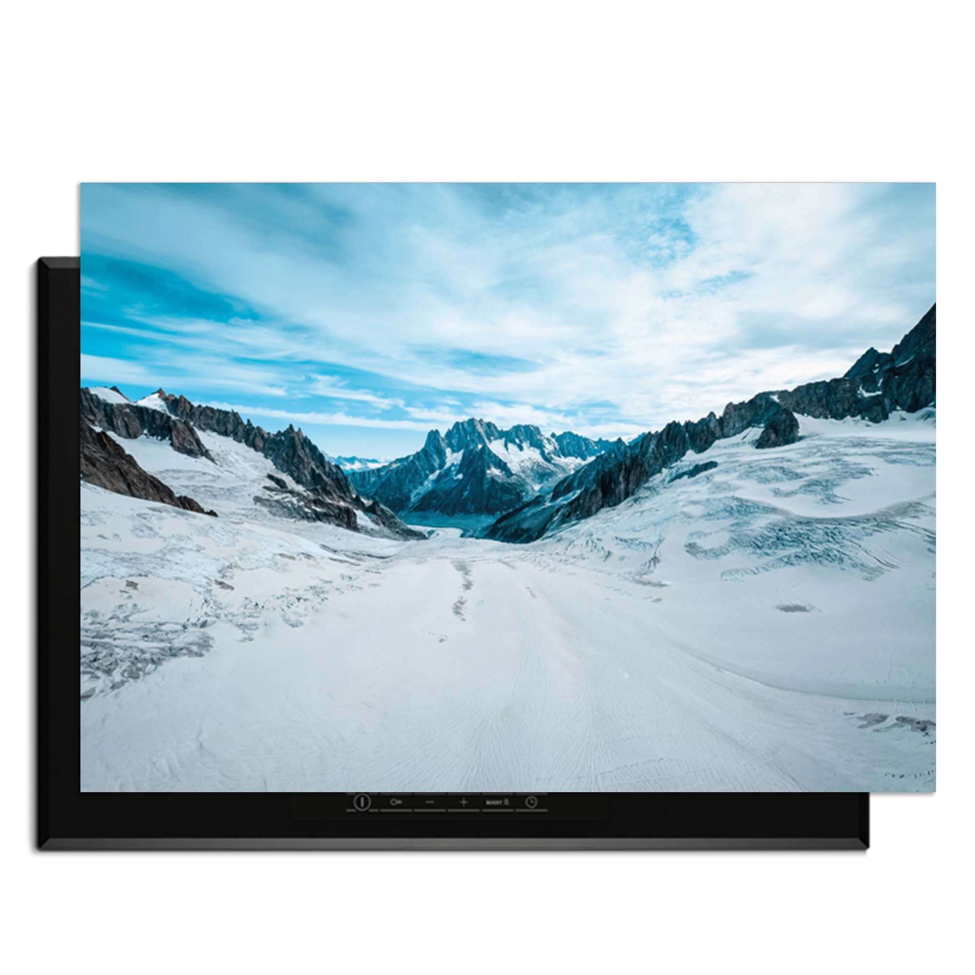 Frozen Peaks - Induction Protector mit Blick auf schneebedeckte Berge und ruhige Natur.