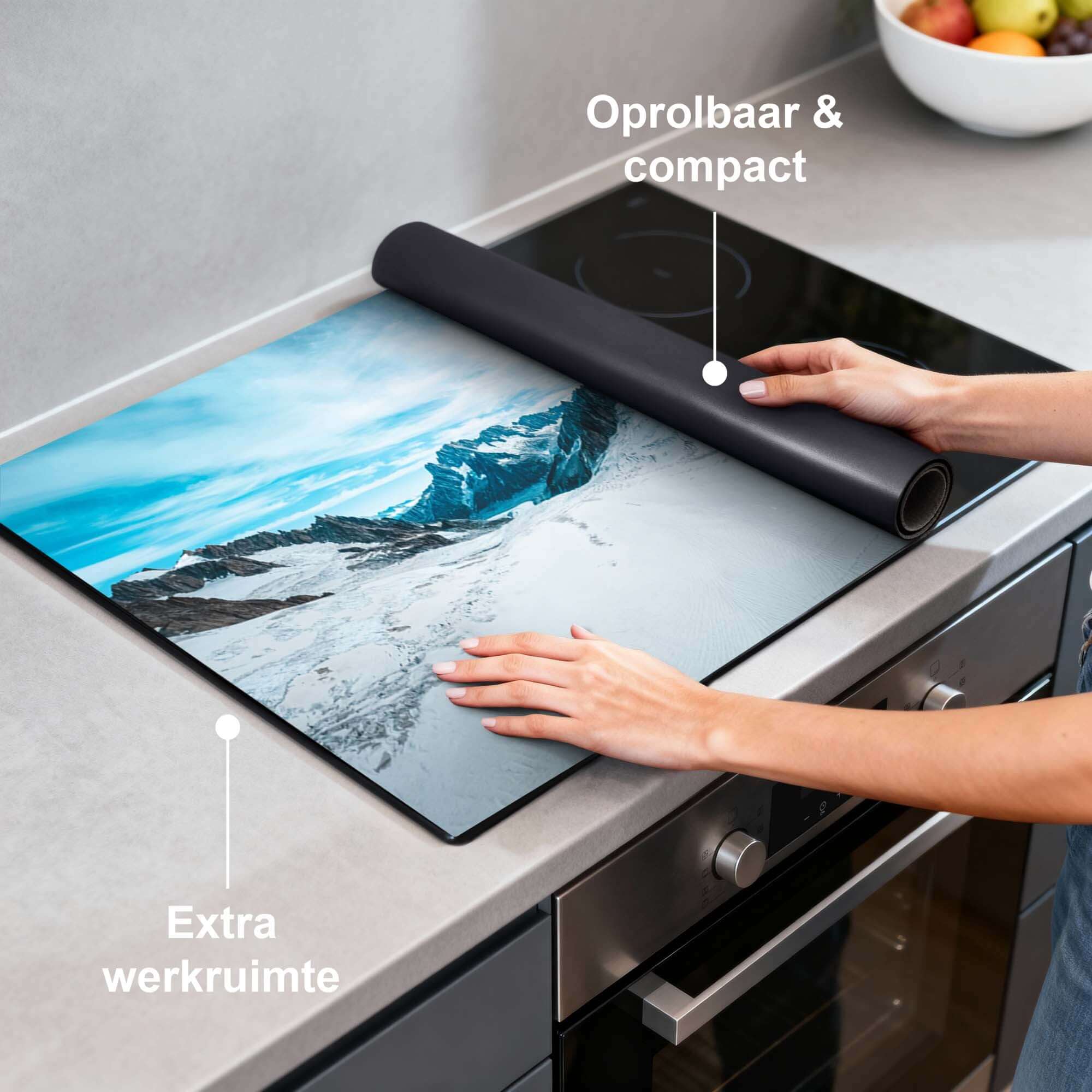 Frozen Peaks - Induction Protector auf einer Küchenplatte mit verschneiten Bergen.