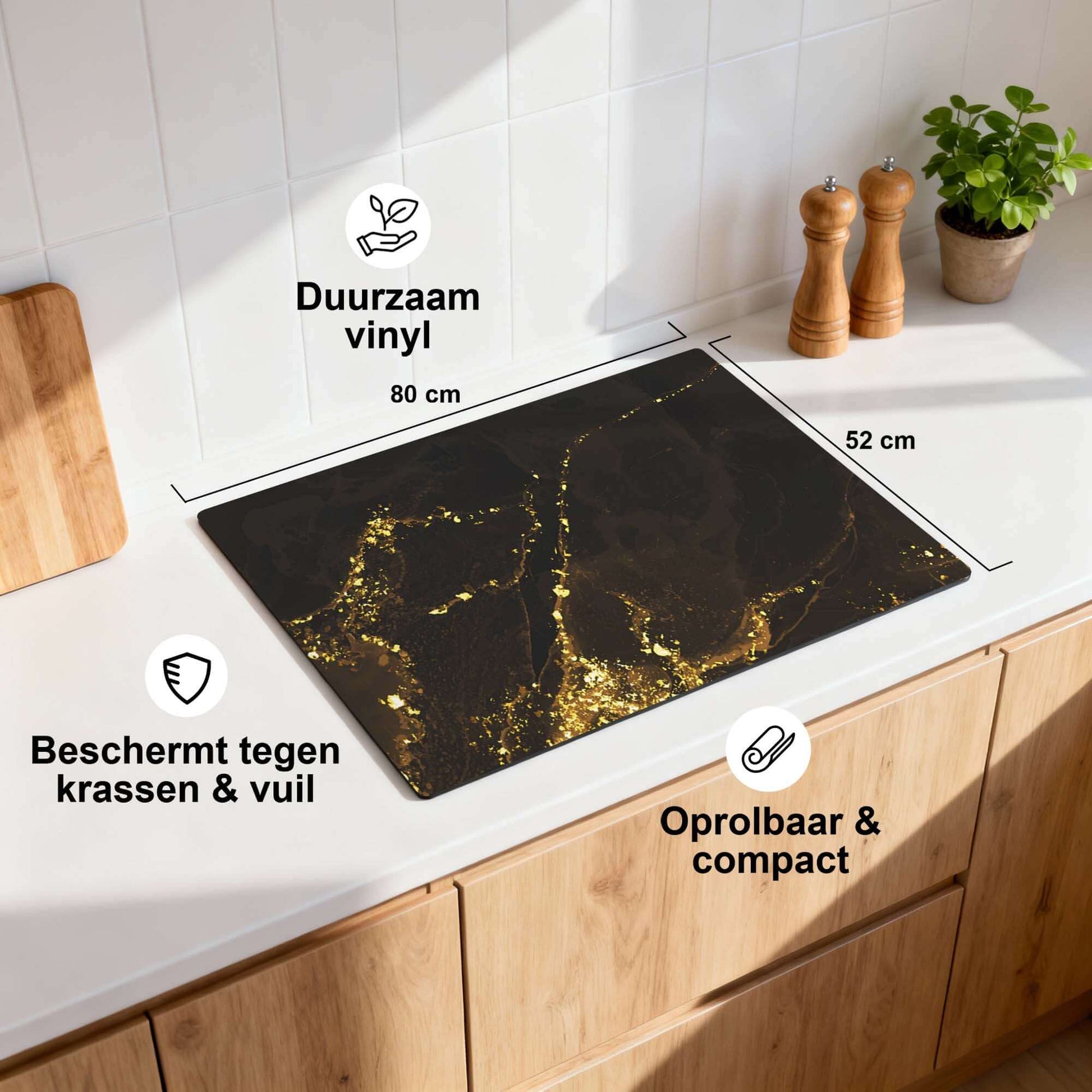 Gilded Marble – Inductie Beschermer op een keukenwerkblad, duurzaam vinyl met gouden aders.