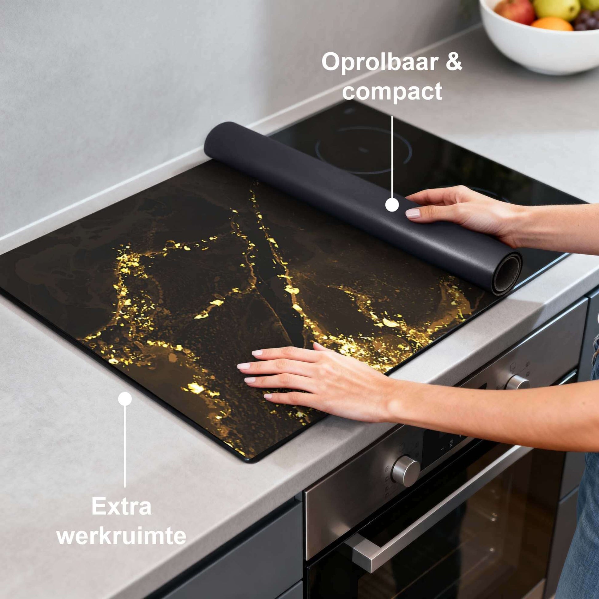 Gilded Marble – Inductie Beschermer op een keukenblad met gouden aderen, oprolbaar en compact ontwerp.